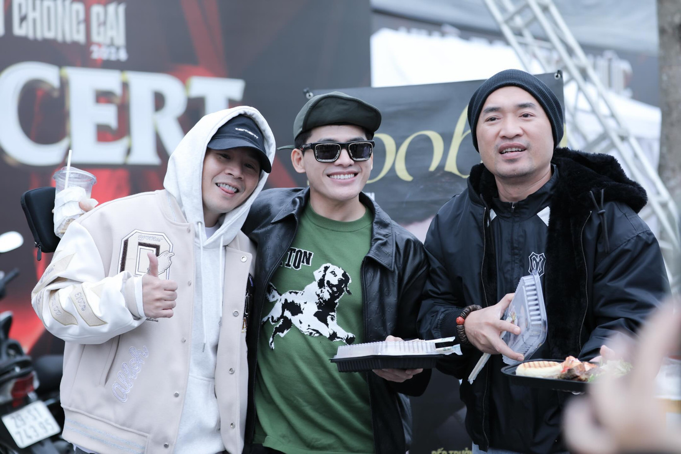 Các "anh tài" háo hức thưởng thức bữa cơm từ FC SOOBIN. Các "anh tài" háo hức thưởng thức bữa cơm từ FC SOOBIN.