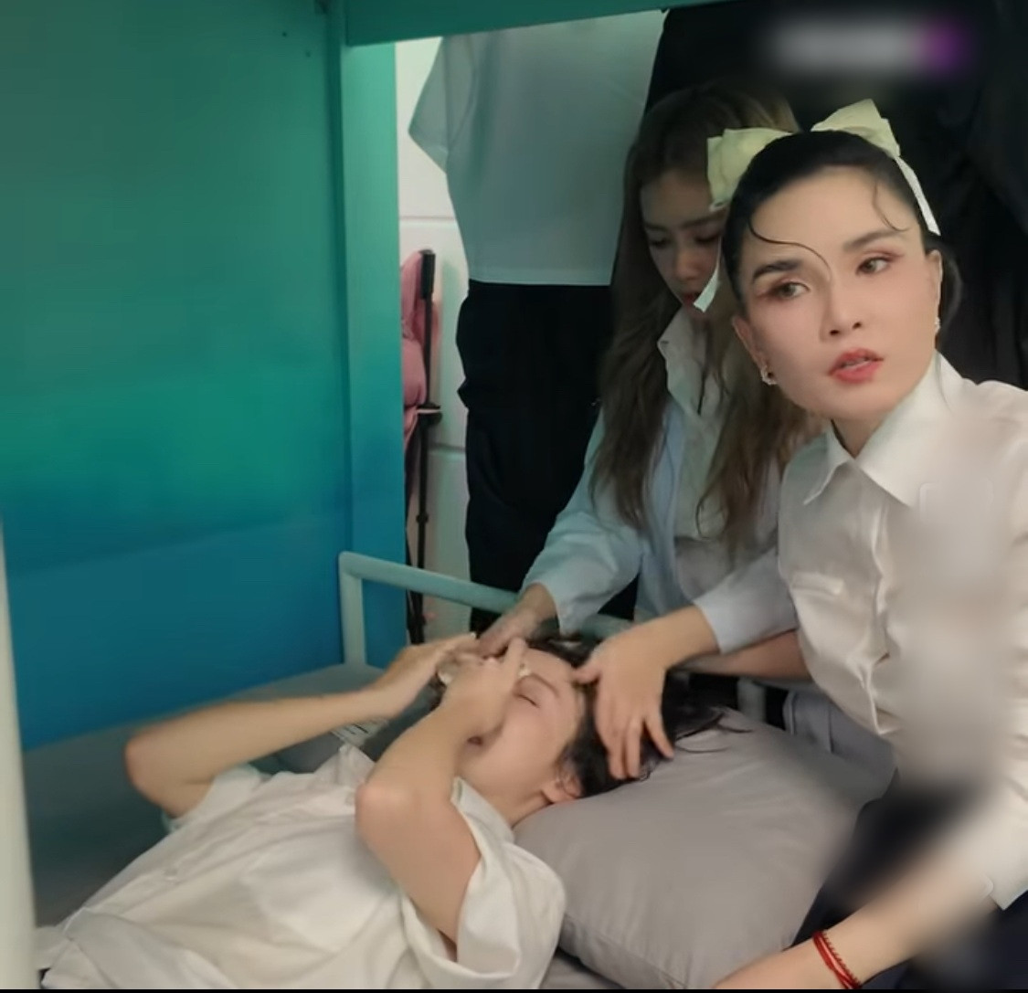 Sắc Màu Ước Mơ của Liên Minh Mỹ Linh cũng có Hậu Hoàng ngất xỉu sau khi trình diễn xong.