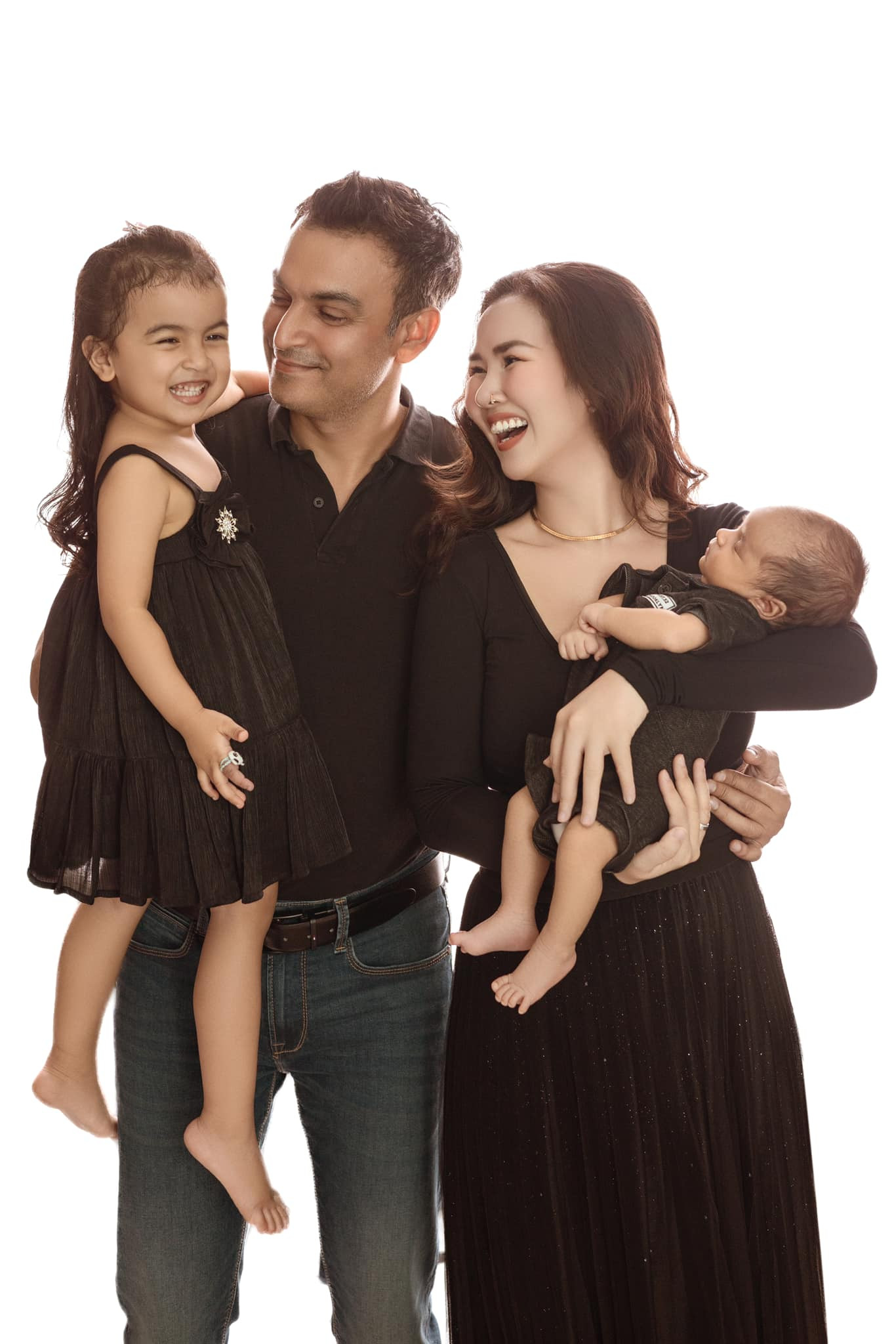 Gia đình Võ Hạ Trâm đón "công chúa" đầu lòng vào năm 2021 và đến năm 2024 thì hạnh phúc chào đón một "hoàng tử". Gia đình Võ Hạ Trâm đón "công chúa" đầu lòng vào năm 2021 và đến năm 2024 thì hạnh phúc chào đón một "hoàng tử".