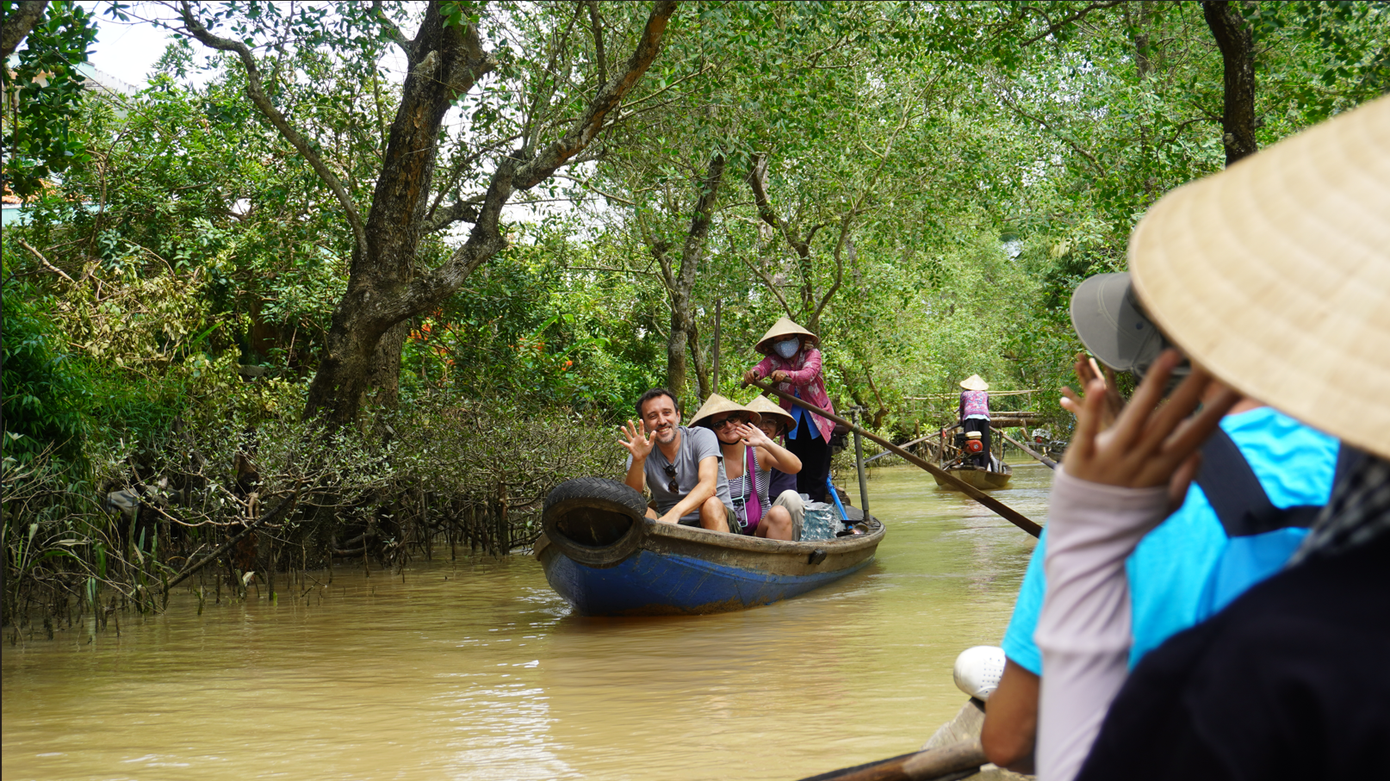 Không khó để bắt gặp du khách quốc tế khi trải nghiệm đi xuồng. Ảnh: Văn Tùng