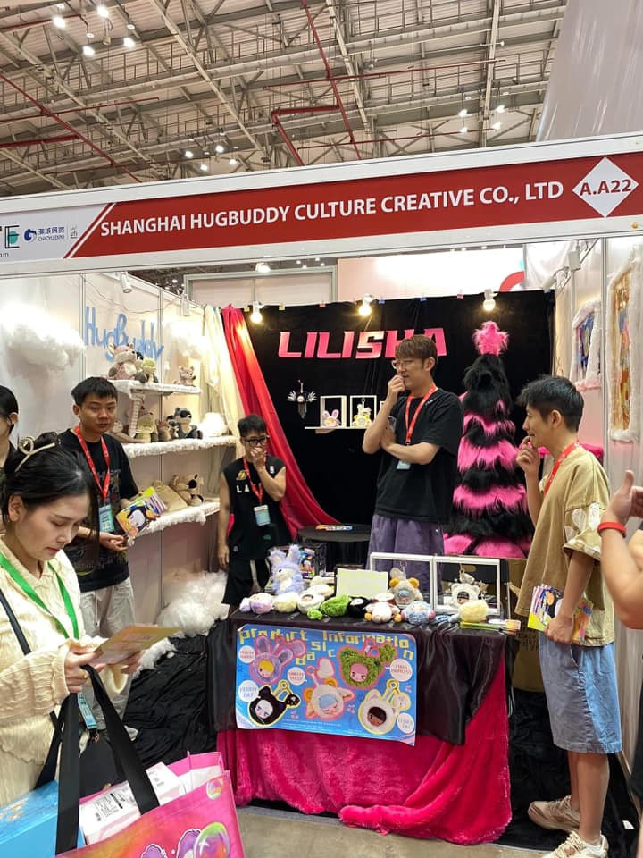 Các gian hàng trưng bày Blind Box với ê hề Baby Three khiến giới trẻ mê mẩn Ảnh: Dũng Hoàng