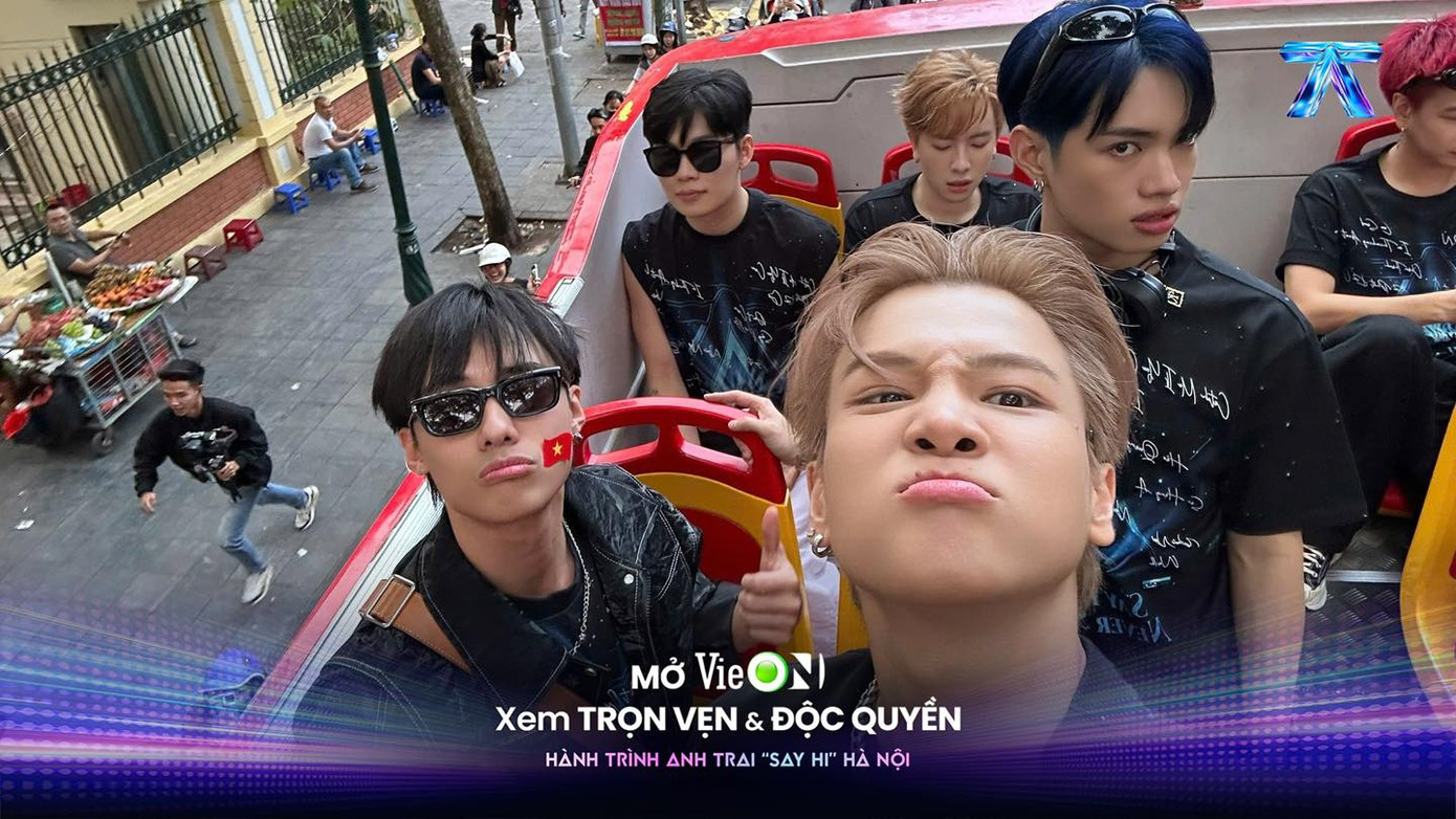 Các &quot;anh trai&quot; cùng &quot;bẹo hình bẹo dạng&quot;.