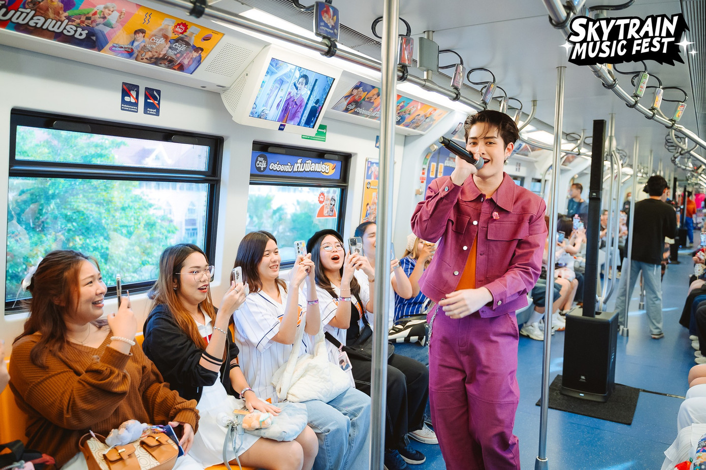 Khán giả vô cùng phấn khích khi được "chạm mặt" các thần tượng nổi tiếng.