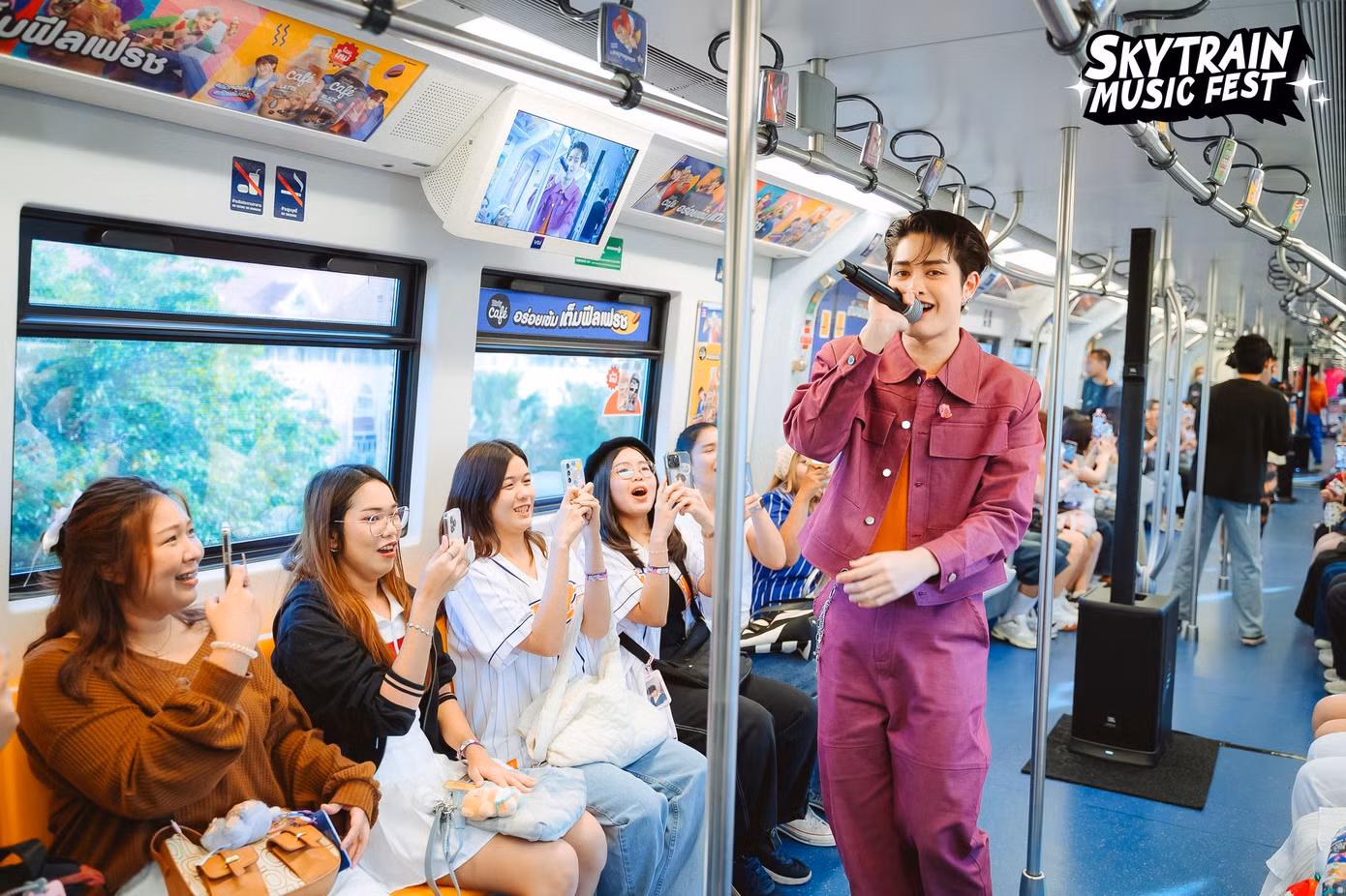 Khán giả vô cùng phấn khích khi được "chạm mặt" các thần tượng nổi tiếng.