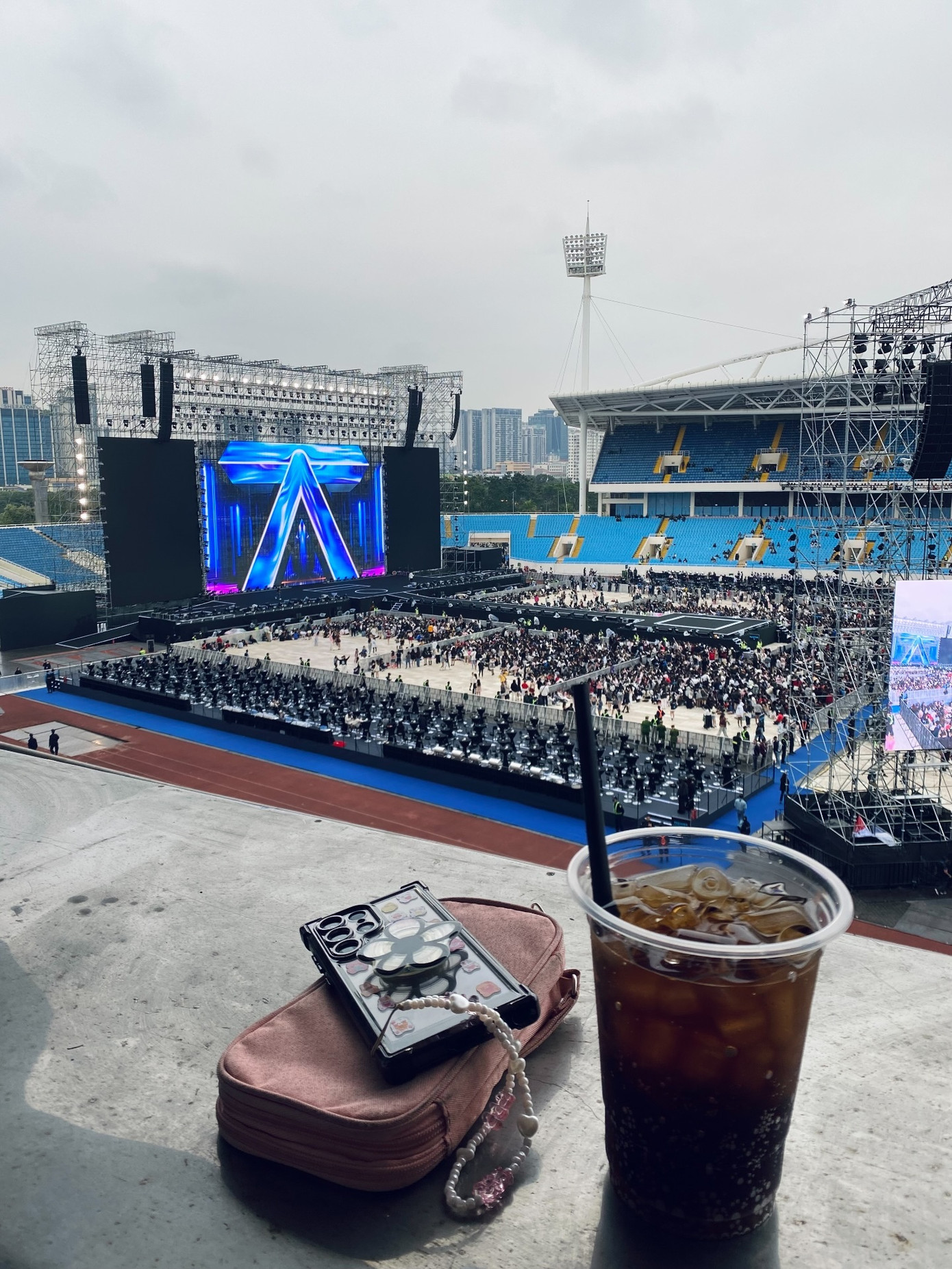 Một khán giả ở khu vực CAT 2A "ưng cái bụng": "Khác gì VIP Lounge không trời ơi, hẳn là có thêm bàn để nước nữa đó. Tọa độ CAT 2A AB195 nha mấy bà". Một khán giả ở khu vực CAT 2A "ưng cái bụng": "Khác gì VIP Lounge không trời ơi, hẳn là có thêm bàn để nước nữa đó. Tọa độ CAT 2A AB195 nha mấy bà".