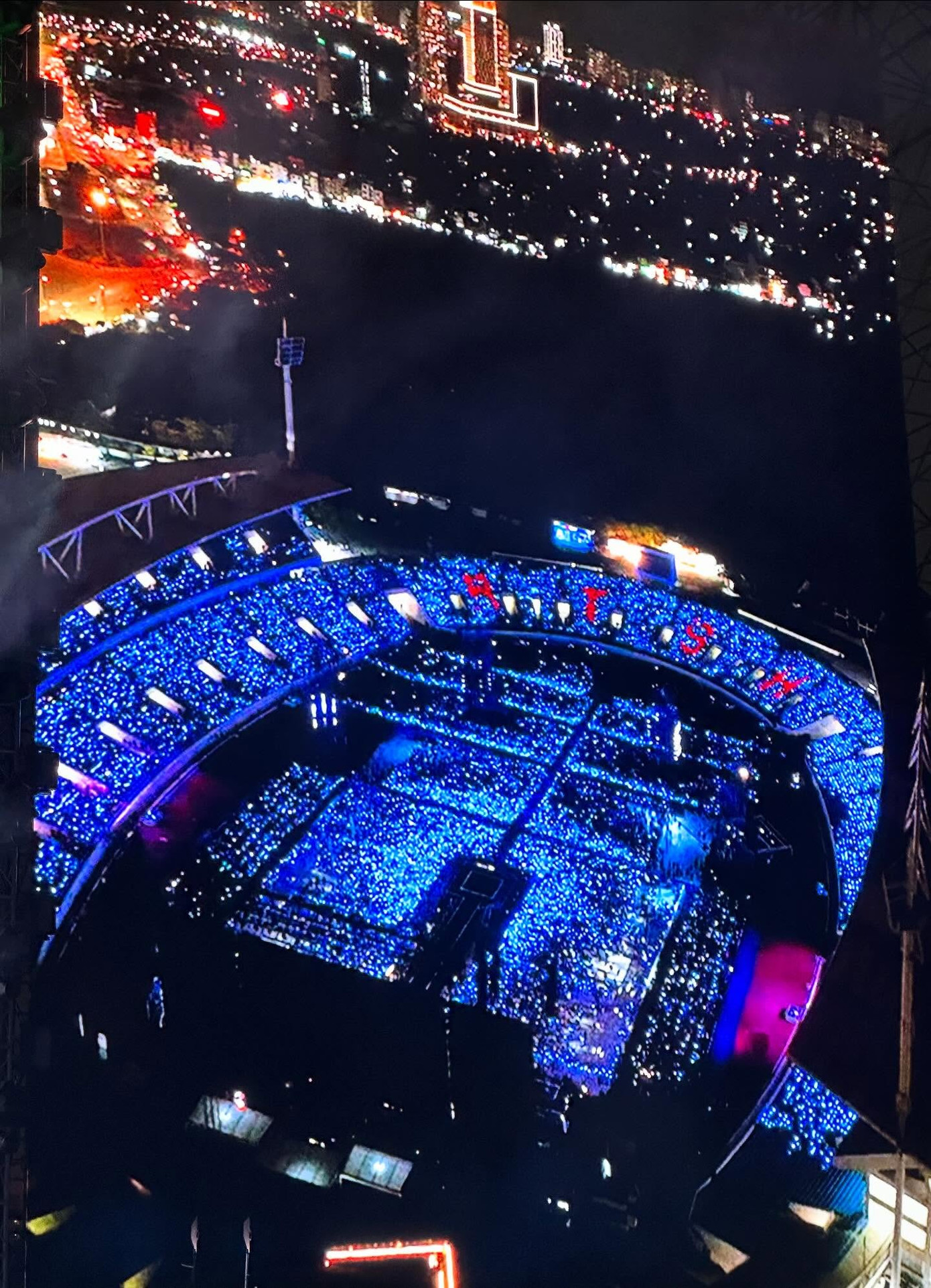 Hiệu ứng sân khấu và bên dưới khán đài khiến fan trầm trồ. Ảnh: @lionkingdom.fcisaac Hiệu ứng sân khấu và bên dưới khán đài khiến fan trầm trồ. Ảnh: @lionkingdom.fcisaac