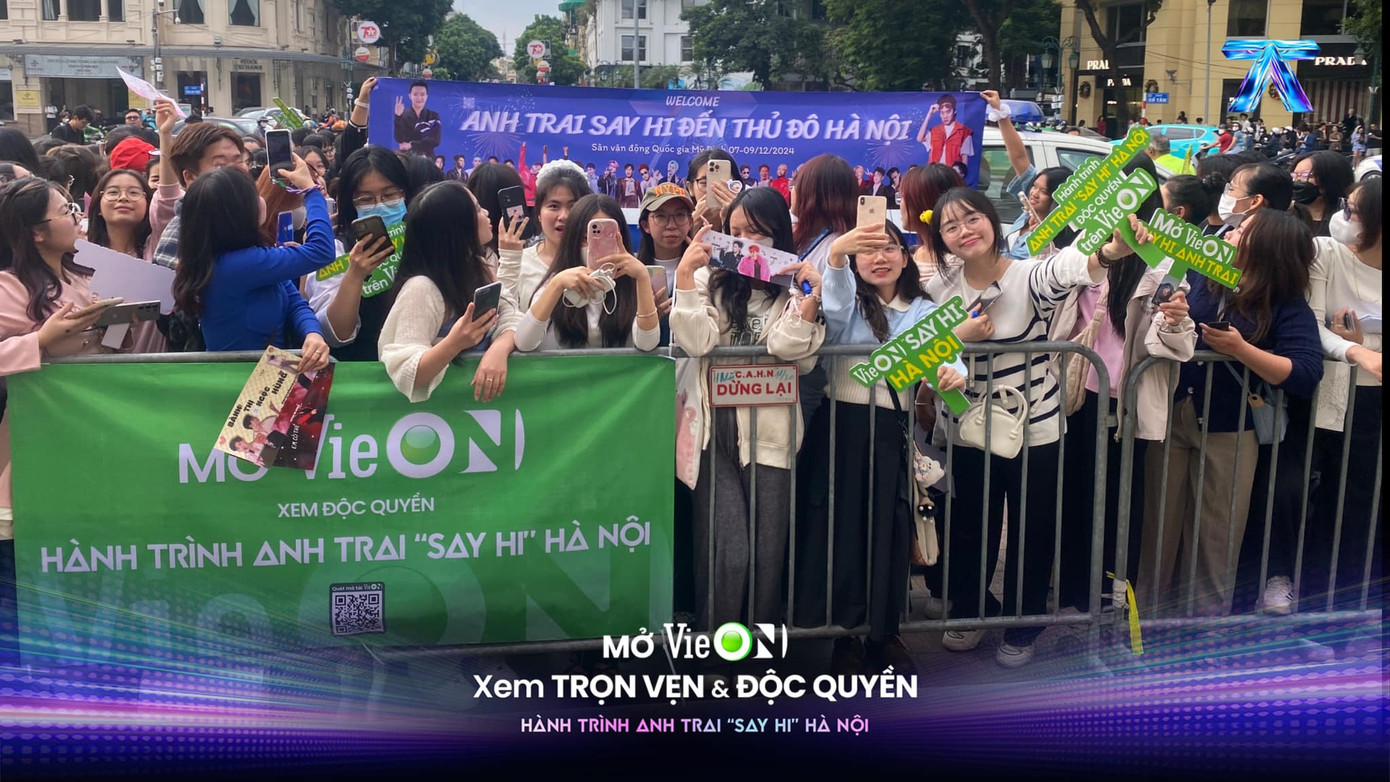 Khán giả Thủ đô có mặt từ sớm, căng banner chào đón dàn &quot;anh trai&quot;.