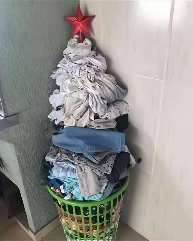 Nhiều người bình luận rằng "cây thông này chắc phải tự làm luôn quá chứ ai mà bán", "vậy đống đồ đó khi nào mới được giặt vậy shop?". Ảnh: Internet