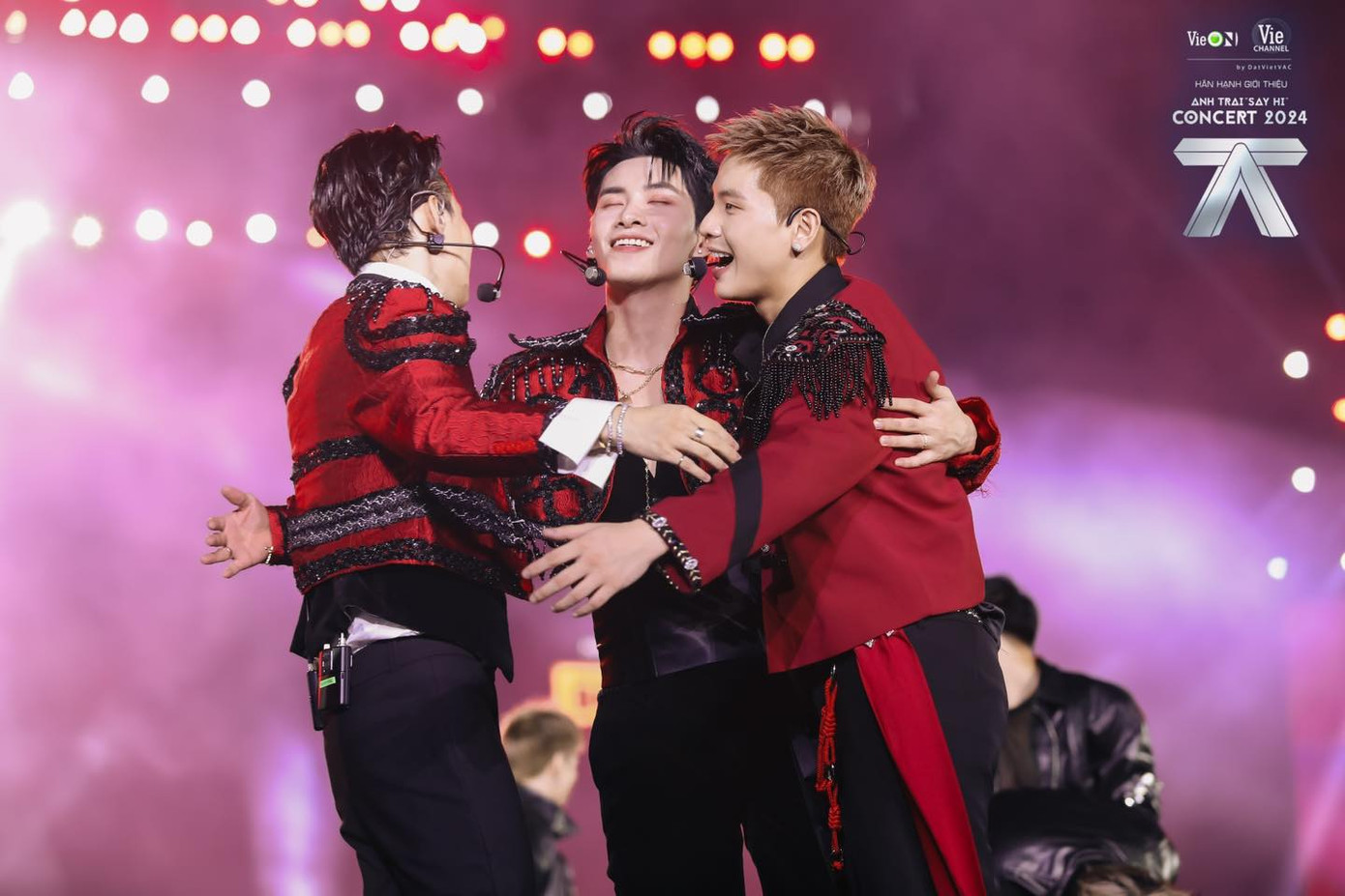 Quân A.P, HURRYKNG, Hùng Huỳnh trong tiết mục Đầu Đội Sừng.