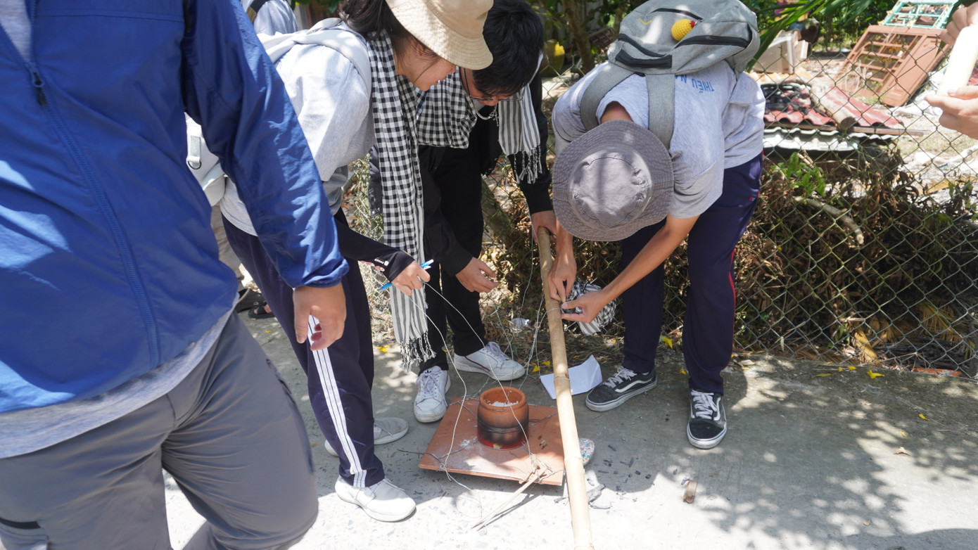 Về miền Tây, nhiều nhóm bạn tổ chức các trò chơi dân gian vô cùng thú vị như nấu cơm hành quân, v.v... Ảnh: Văn Tùng