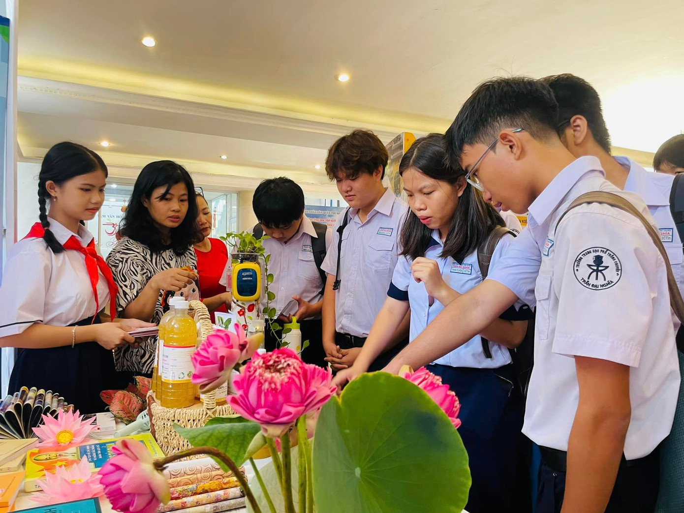 Các bạn học sinh được tìm hiểu và thăm quan khu trưng bày các tác phẩm của lãnh tụ Hồ Chí Minh. Ảnh: Đoàn trường THPT chuyên Trần Đại Nghĩa