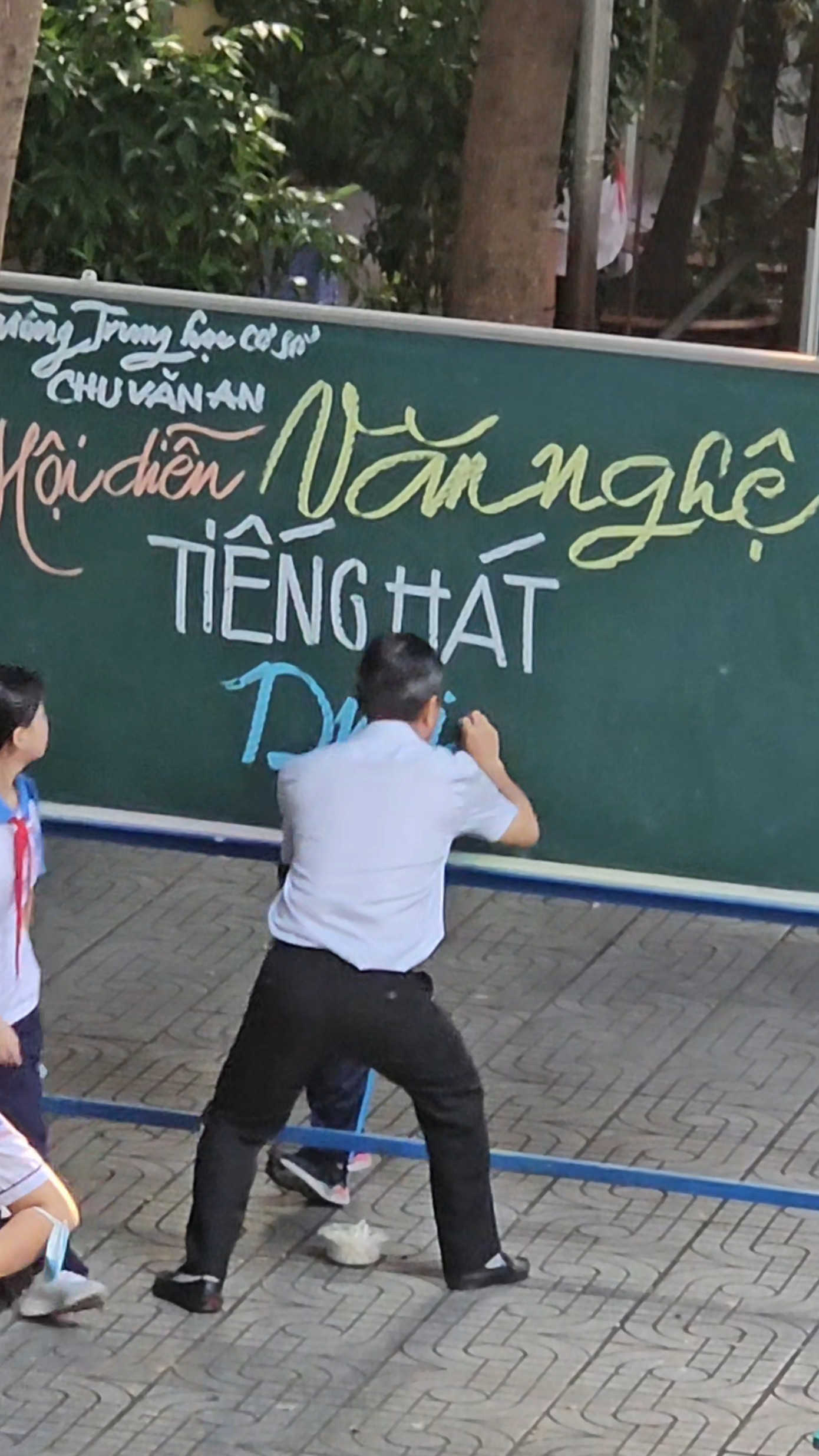 Hình ảnh người thầy cặm cụi viết từng nét chữ lên bảng gây xúc động cho netizen.