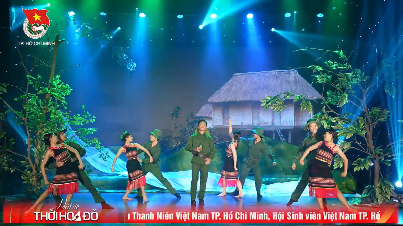 Qua những ca khúc hào hùng và những câu chuyện truyền cảm hứng, chương trình khơi dậy niềm tự hào dân tộc, khẳng định vai trò tiên phong của thanh niên trong công cuộc xây dựng và phát triển đất nước. Ảnh: Nhà Văn hóa Thanh niên TP.HCM Qua những ca khúc hào hùng và những câu chuyện truyền cảm hứng, chương trình khơi dậy niềm tự hào dân tộc, khẳng định vai trò tiên phong của thanh niên trong công cuộc xây dựng và phát triển đất nước. Ảnh: Nhà Văn hóa Thanh niên TP.HCM