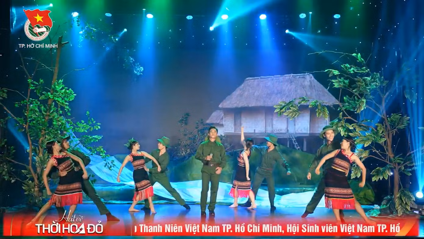 Qua những ca khúc hào hùng và những câu chuyện truyền cảm hứng, chương trình khơi dậy niềm tự hào dân tộc, khẳng định vai trò tiên phong của thanh niên trong công cuộc xây dựng và phát triển đất nước. Ảnh: Nhà Văn hóa Thanh niên TP.HCM