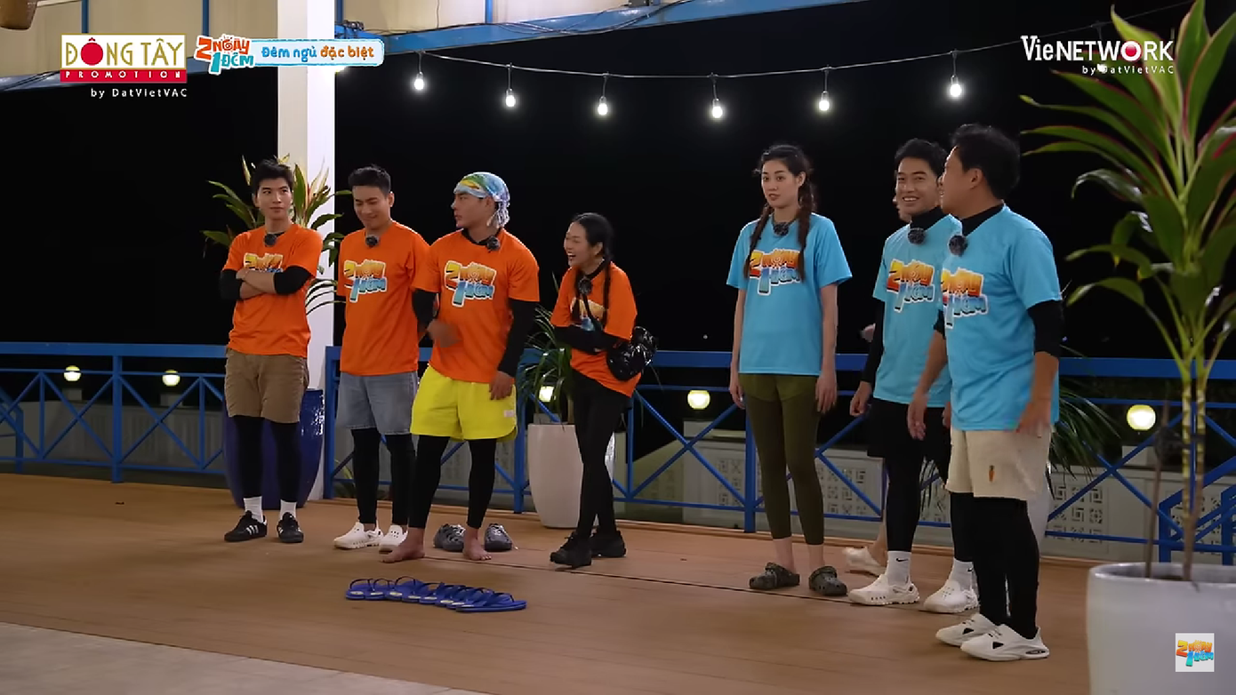 Trong khi Trường Giang bật chế độ "xanh lá" với HIEUTHUHAI, Ngô Kiến Huy lại di chuyển về phía đàn em để bắt cặp ngủ cùng.