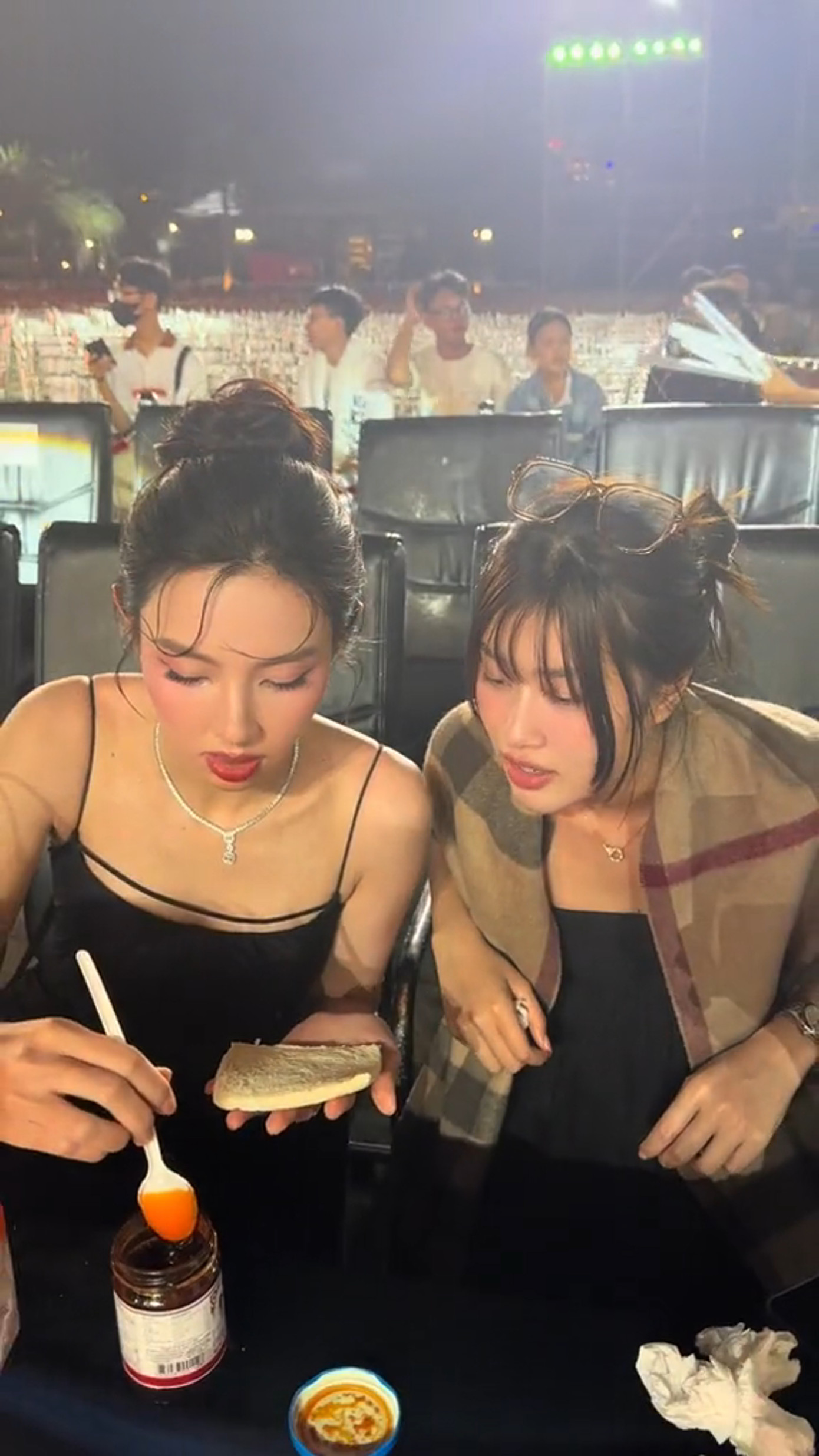 Cũng giống nhiều người, Hoa hậu Thiên Ân rất tò mò khi lần đầu thấy món ăn này. Cũng giống nhiều người, Hoa hậu Thiên Ân rất tò mò khi lần đầu thấy món ăn này.