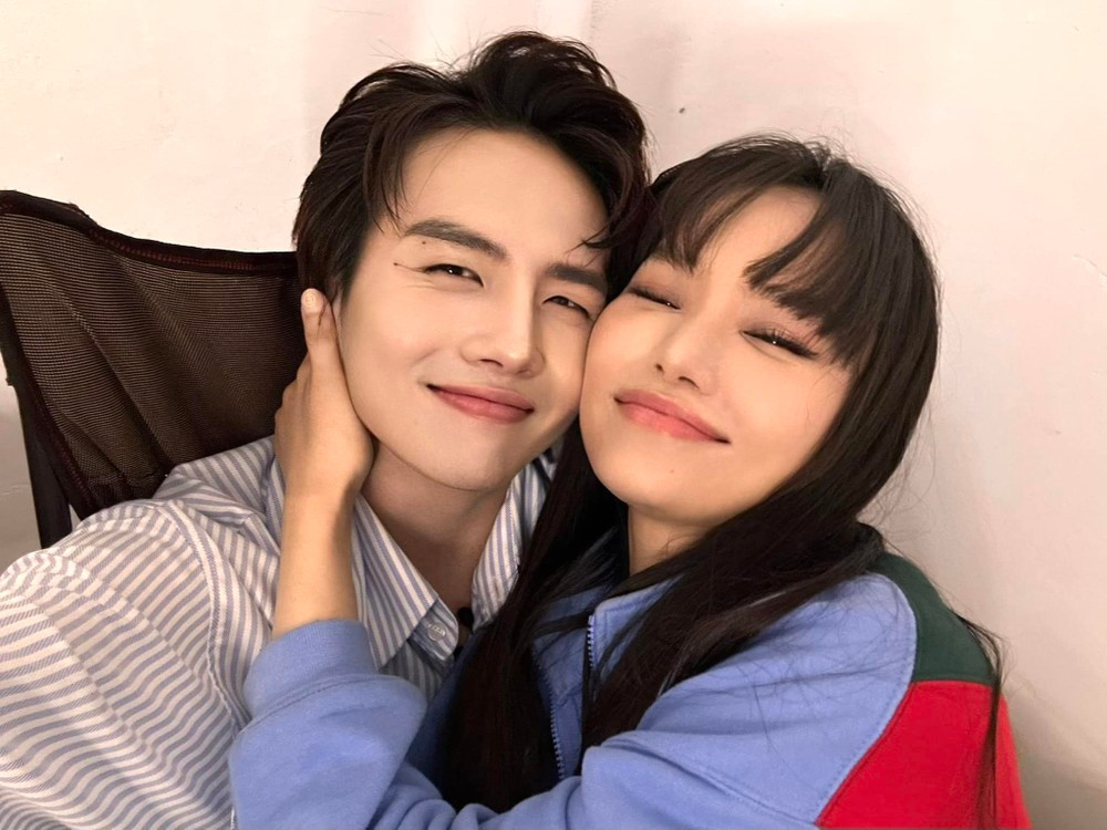 Netizen cũng không quên "dí" Miu Lê và Duy Khánh về giao kèo 5 năm nếu chưa ai cưới sẽ về bên nhau. Netizen cũng không quên "dí" Miu Lê và Duy Khánh về giao kèo 5 năm nếu chưa ai cưới sẽ về bên nhau.