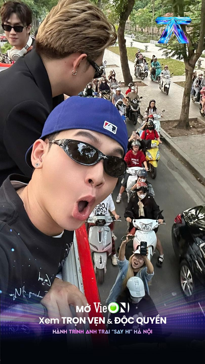 Ali Hoàng Dương thử cảm giác chụp ảnh cùng fan trong tư thế đặc biệt.