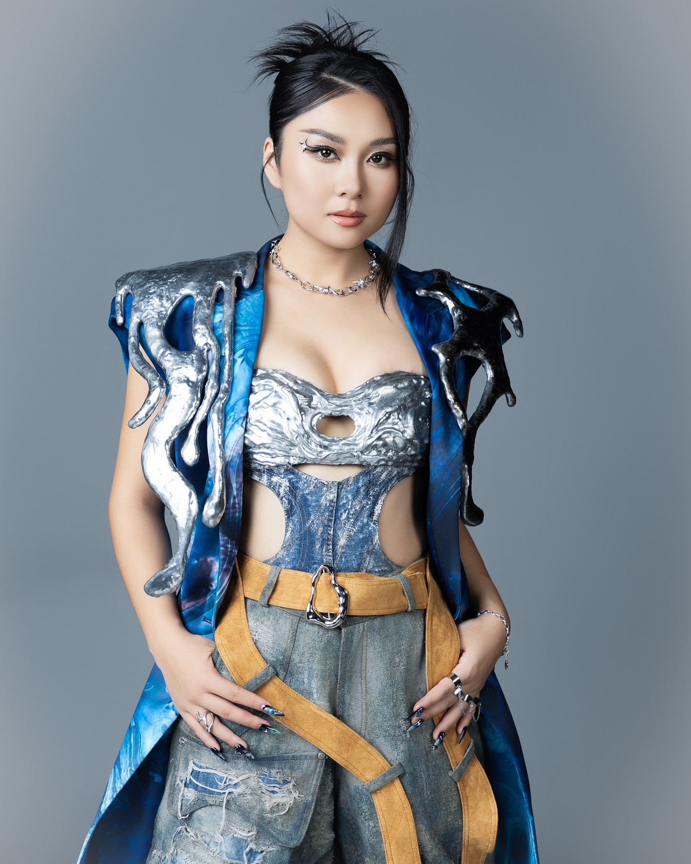 Chị Đẹp Tuimi là Á quân King Of Rap 2020, từng có thời gian đào tạo và làm việc tại Đức, "bỏ túi" nhiều sản phẩm như Purpose, album đầu tay Softcore Hardshell, album SHIMMER. Chị Đẹp Tuimi là Á quân King Of Rap 2020, từng có thời gian đào tạo và làm việc tại Đức, "bỏ túi" nhiều sản phẩm như Purpose, album đầu tay Softcore Hardshell, album SHIMMER.