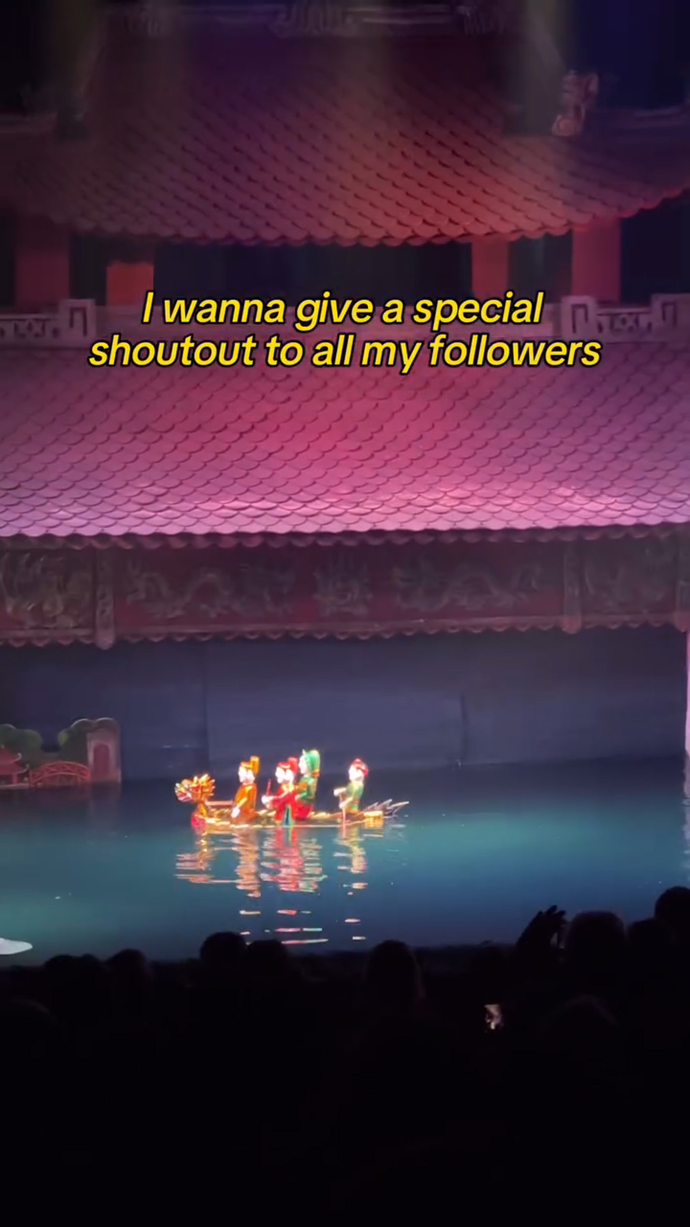 Bên cạnh đó, anh cũng được trải nghiệm những văn hóa trong đời sống của người dân Việt Nam như ngồi ghế lùn (ghế súp), đi chợ, xem múa rối nước, chèo thuyền, đi phố đêm,...