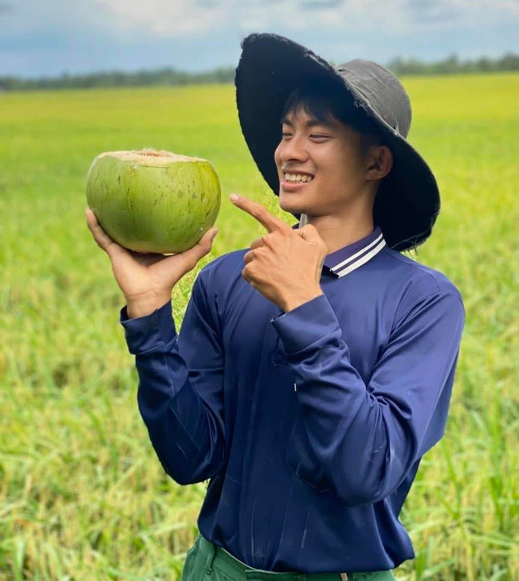 TikToker Lê Tuấn Khang đang là chàng trai thu hút sự quan tâm lớn. TikToker Lê Tuấn Khang đang là chàng trai thu hút sự quan tâm lớn.