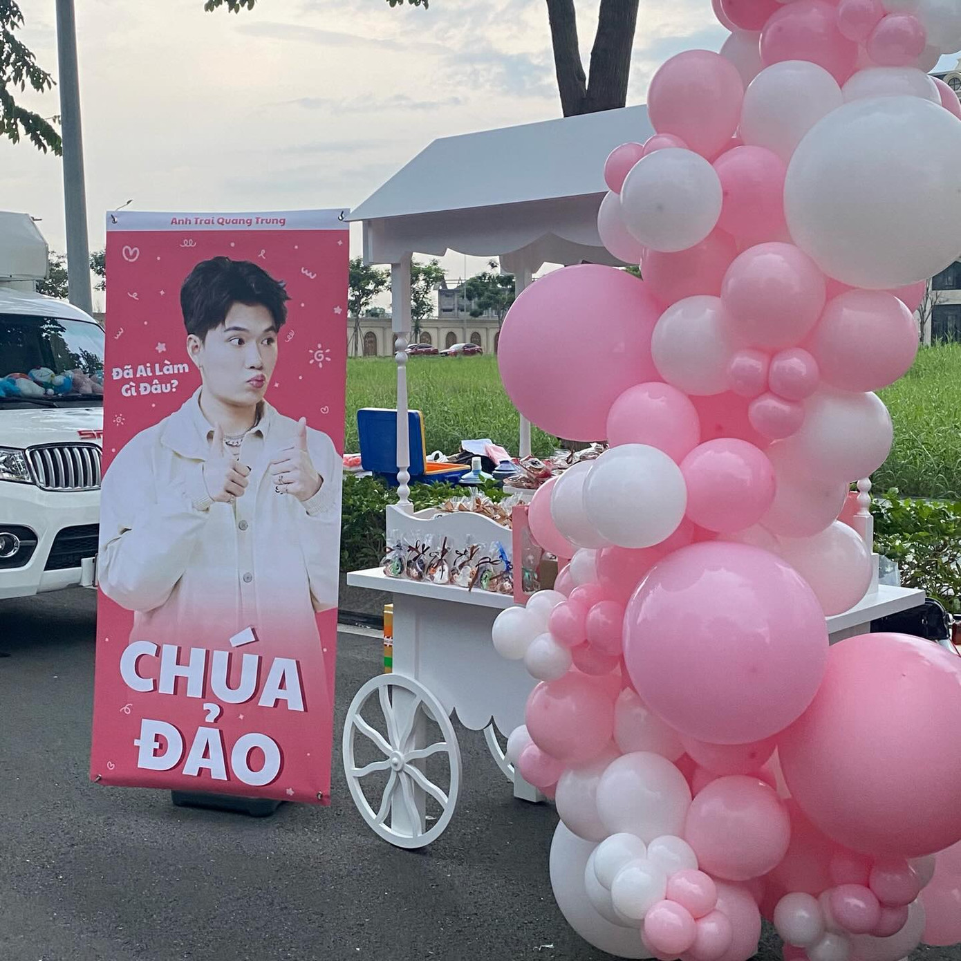 Ngày mai, các FC khác sẽ tiếp tục hoạt động tiếp sức dàn "anh trai", chào đón fan đến check-in. Ngày mai, các FC khác sẽ tiếp tục hoạt động tiếp sức dàn "anh trai", chào đón fan đến check-in.