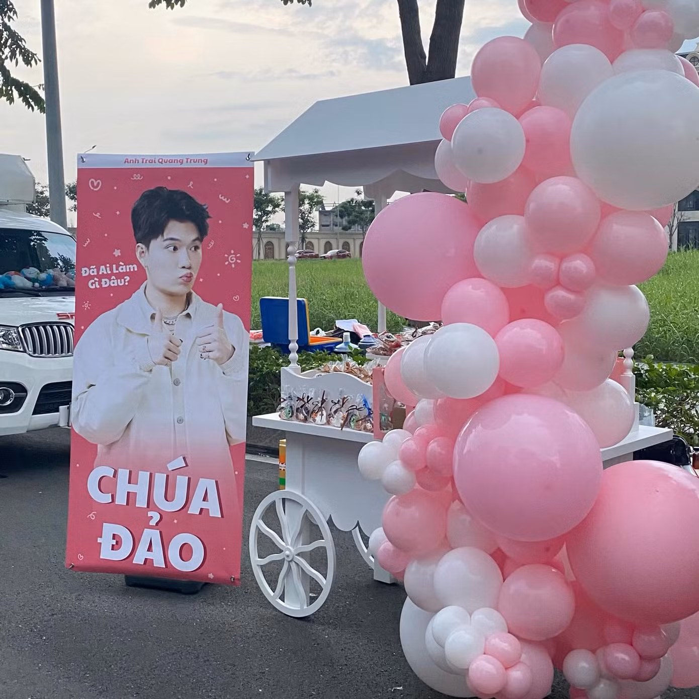 Ngày mai, các FC khác sẽ tiếp tục hoạt động tiếp sức dàn "anh trai", chào đón fan đến check-in.