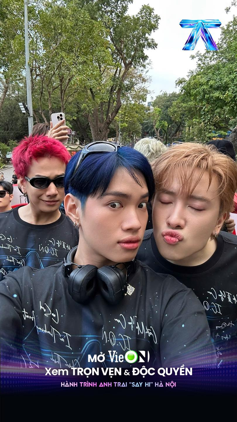 Visual tràn khung hình của Pháp Kiều, NICKY, Lou Hoàng trong ngày đầu đặt chân đến Hà Nội.