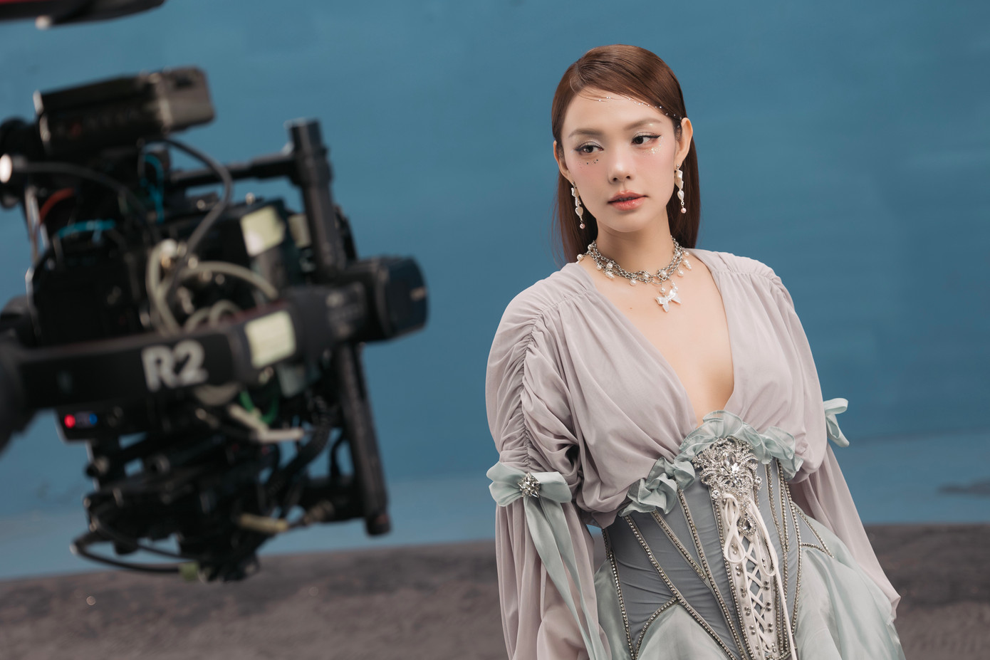 "Mẹ bỉm" Minh Hằng gây ấn tượng với màn thả dáng trên không trong MV.