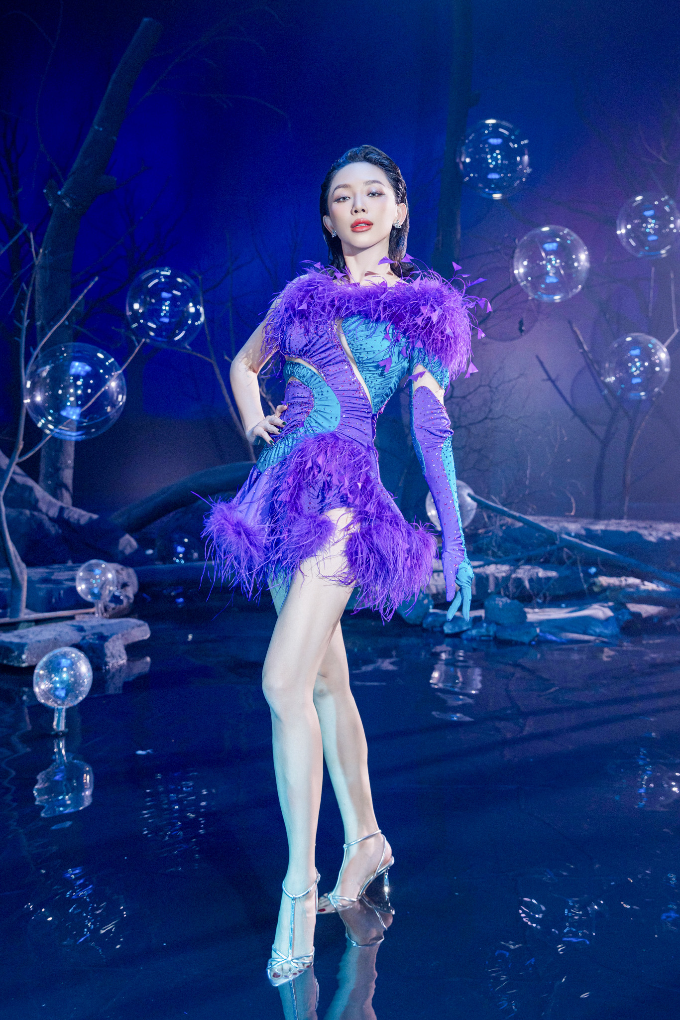 Tóc Tiên gây ấn tượng với khán giả với đôi chân "kiếm Nhật".