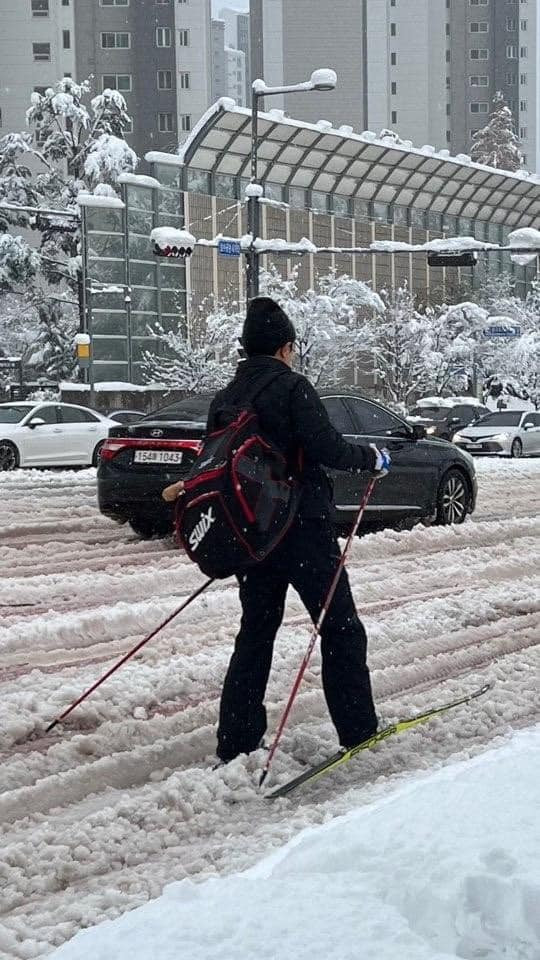 Có lẽ vận động viên này cũng không ngờ tới ngày sẽ sử dụng công cụ thi đấu để di chuyển trên đường phố.