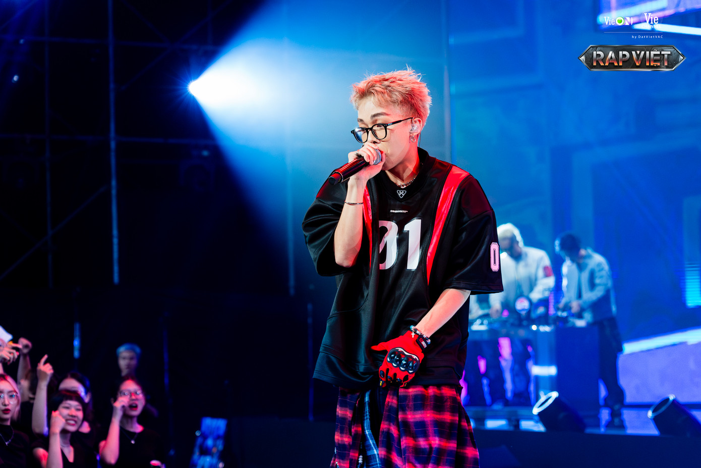 HLV BigDaddy tung “văn xe ôm” đặc trưng “Xin chào Trần Lả Lướt, anh là Trần Nhả Nhớt đây”. HLV BigDaddy tung “văn xe ôm” đặc trưng “Xin chào Trần Lả Lướt, anh là Trần Nhả Nhớt đây”.