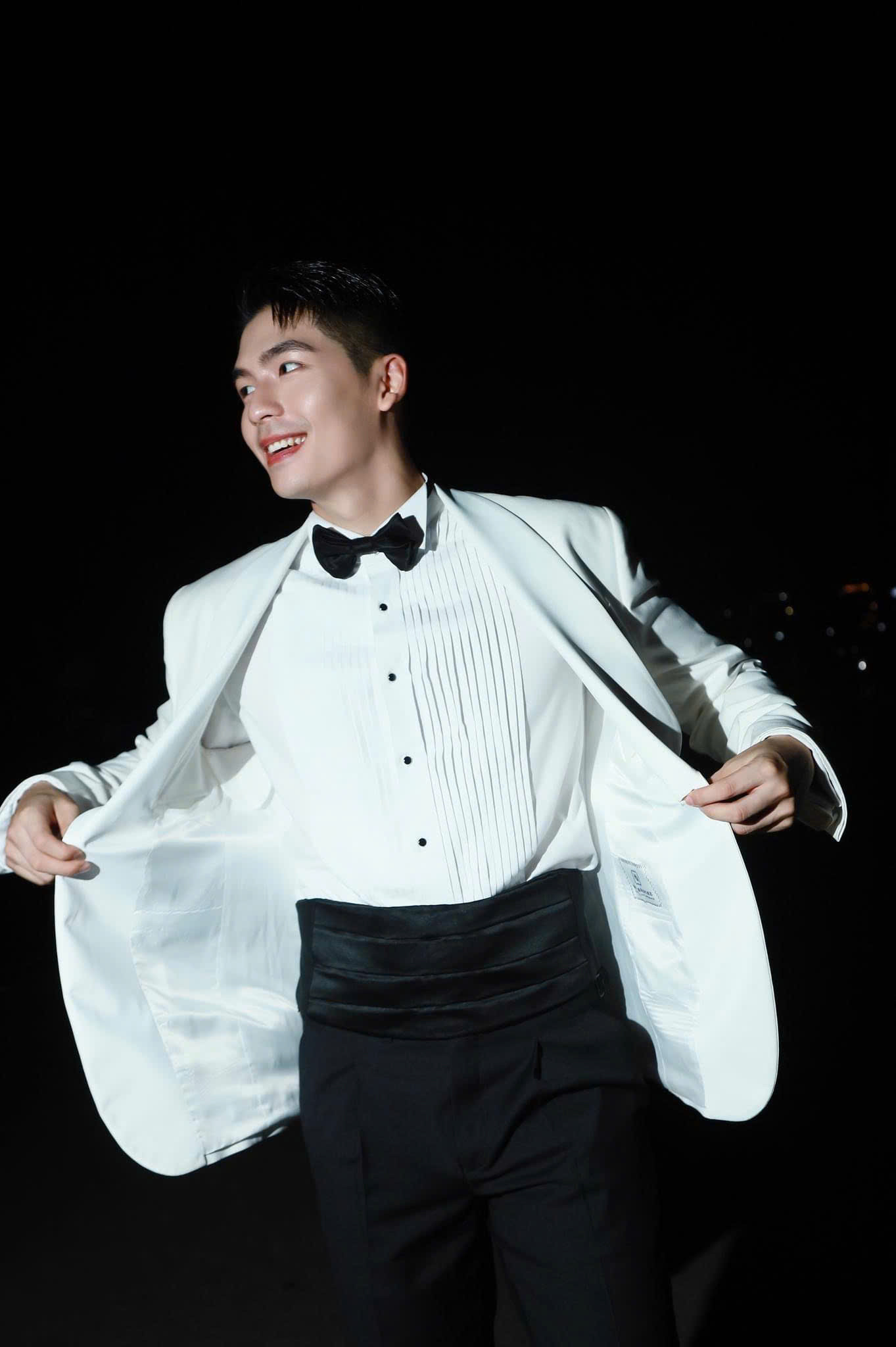 Người khiến Quốc Anh đặc biệt để mắt tại đêm diễn không phải là Hoa hậu Tiểu Vy. Người khiến Quốc Anh đặc biệt để mắt tại đêm diễn không phải là Hoa hậu Tiểu Vy.