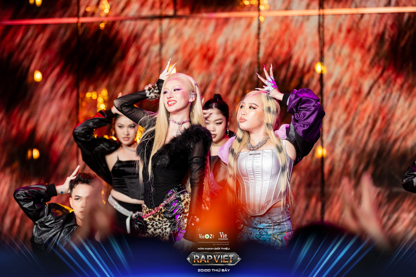 Chính sự tương phản thú vị này đã giúp hai thí sinh nữ chinh phục vòng Đối đầu ngoạn mục. Chính sự tương phản thú vị này đã giúp hai thí sinh nữ chinh phục vòng Đối đầu ngoạn mục.