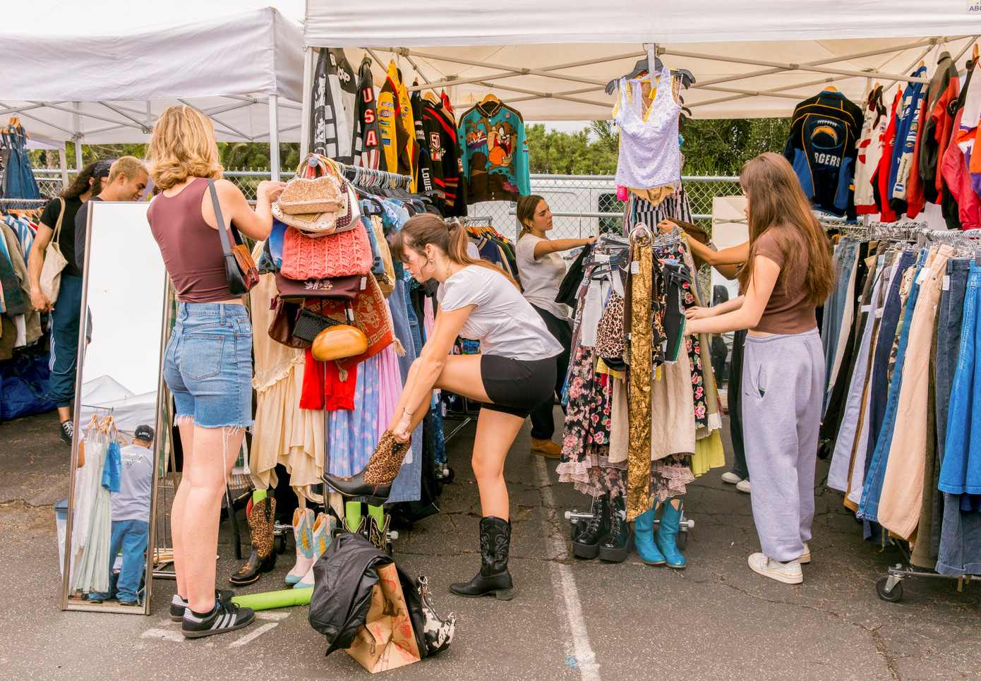 Trải nghiệm “săn” đồ si không chỉ là mua sắm mà còn là cách để mang về nhà những dấu ấn văn hóa tại điểm đến theo cách vừa tiết kiệm chi phí vừa thân thiện với môi trường. Trải nghiệm “săn” đồ si không chỉ là mua sắm mà còn là cách để mang về nhà những dấu ấn văn hóa tại điểm đến theo cách vừa tiết kiệm chi phí vừa thân thiện với môi trường.
