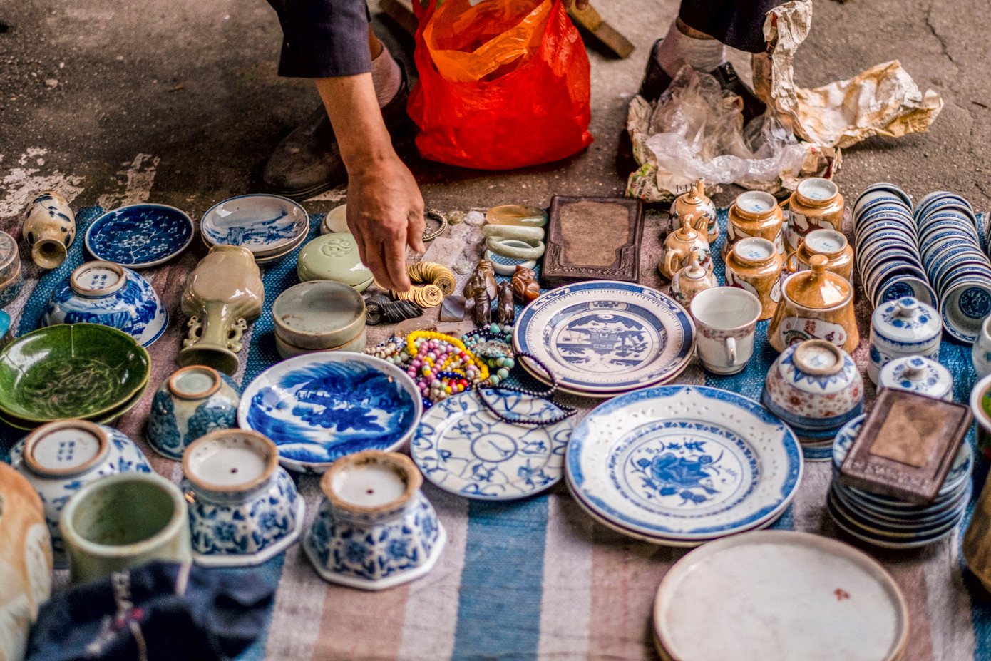 Thay vì những chiếc nam châm tủ lạnh, giờ đây các món đồ vintage mới là lựa chọn quà lưu niệm của du khách. Thay vì những chiếc nam châm tủ lạnh, giờ đây các món đồ vintage mới là lựa chọn quà lưu niệm của du khách.