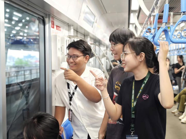 Nhiều bạn trẻ rủ nhau sắm tai nghe để có thể sử dụng thiết bị di động thuận tiện hơn khi đi tàu. Ảnh: Minh Duc Huu Truong