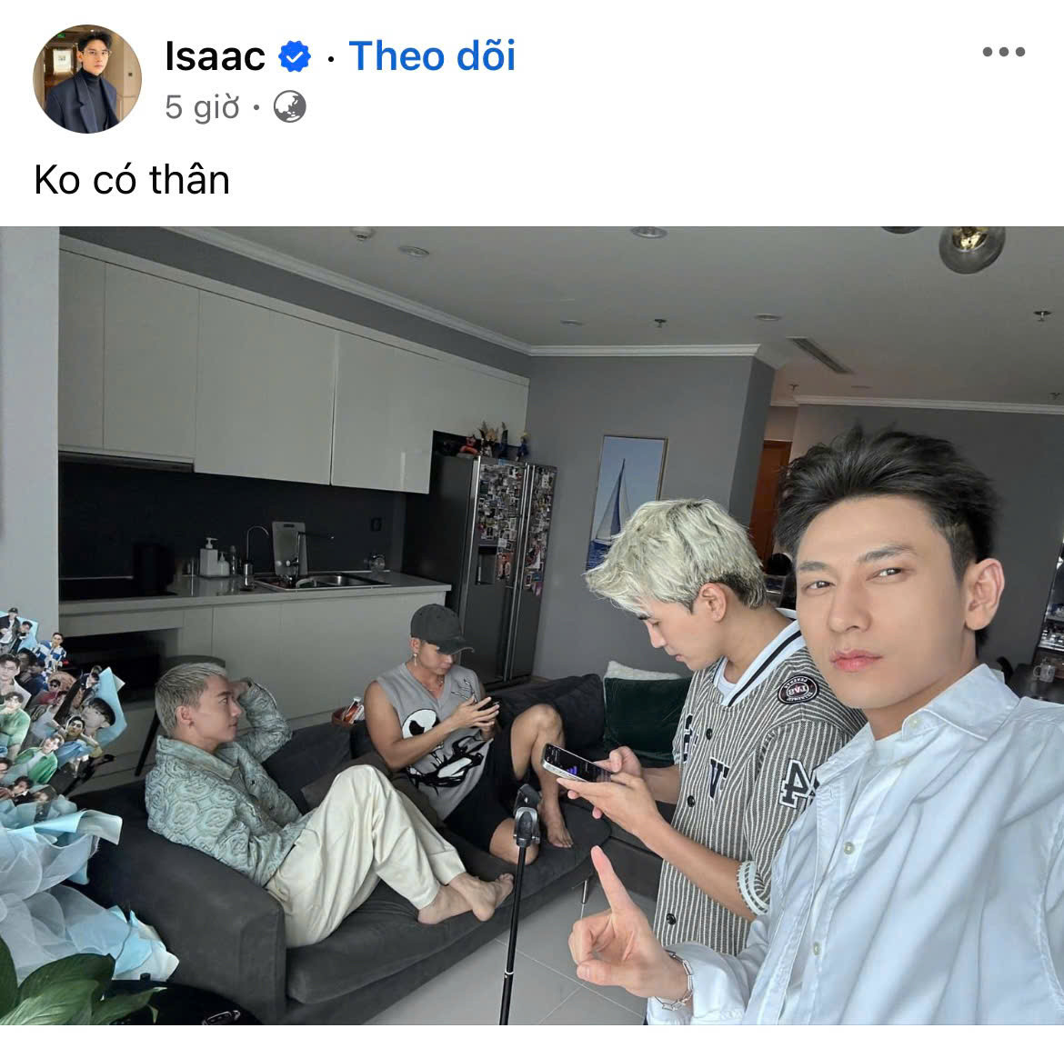 Isaac than cả nhóm &quot;không có thân&quot; khi gặp nhau nhưng mỗi người cầm một cái điện thoại.