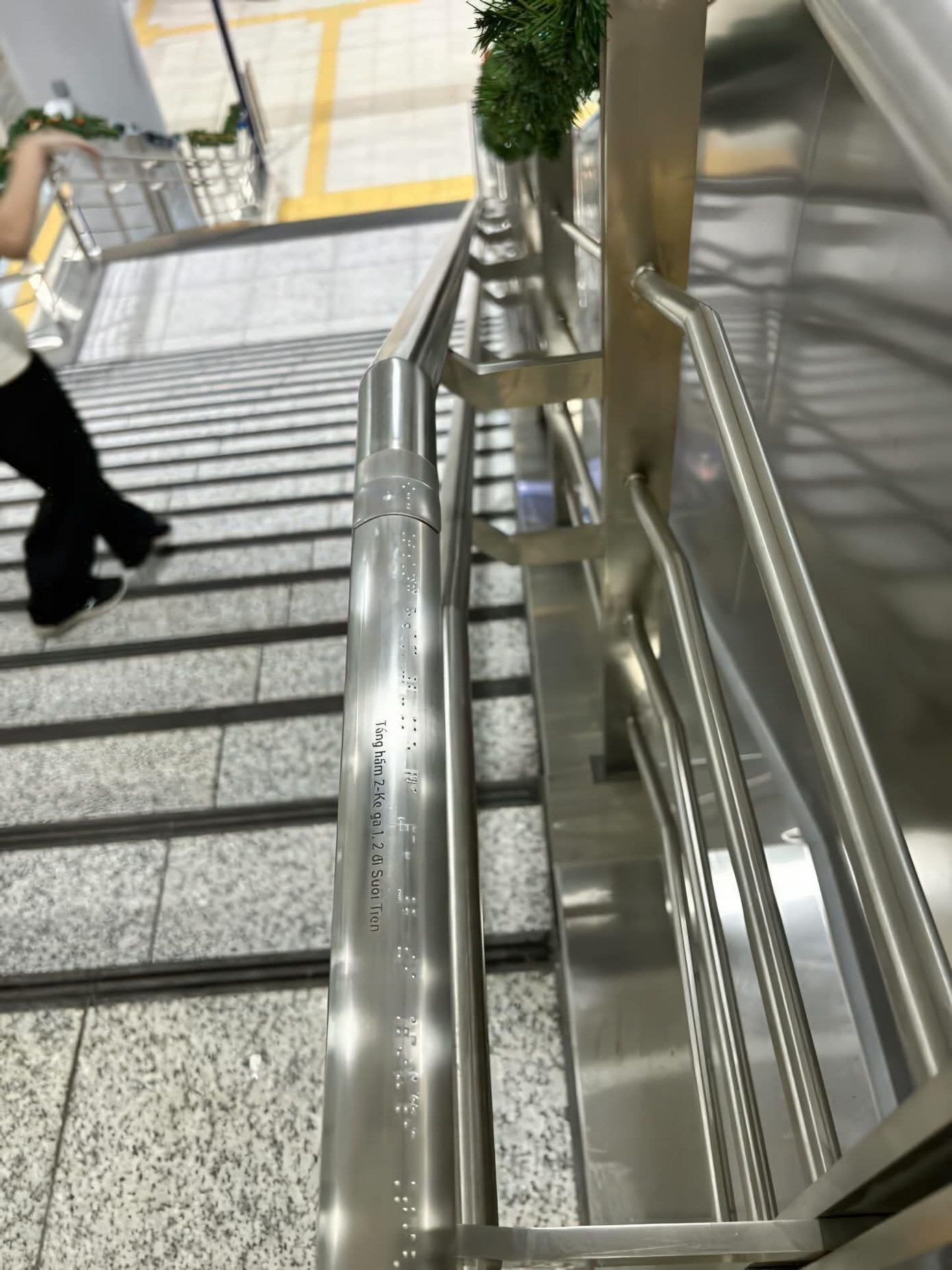 Không chỉ ở cầu thang, chữ nổi còn xuất hiện ở bảng hướng dẫn, bảng thông tin và cả thang máy để hỗ trợ tối đa cho người khiếm thị. Trên tay nắm cầu thang cũng có ghi chú vị trí tầng và tên nhà ga, chi tiết nhỏ nhưng cực hữu ích! Ảnh: vikkinista.vietnam Không chỉ ở cầu thang, chữ nổi còn xuất hiện ở bảng hướng dẫn, bảng thông tin và cả thang máy để hỗ trợ tối đa cho người khiếm thị. Trên tay nắm cầu thang cũng có ghi chú vị trí tầng và tên nhà ga, chi tiết nhỏ nhưng cực hữu ích! Ảnh: vikkinista.vietnam