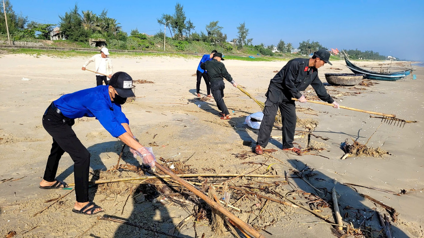 Đoàn viên, thanh niên phối hợp cùng lực lượng chức năng thu dọn rác. Ảnh: Báo Quảng Nam Đoàn viên, thanh niên phối hợp cùng lực lượng chức năng thu dọn rác. Ảnh: Báo Quảng Nam