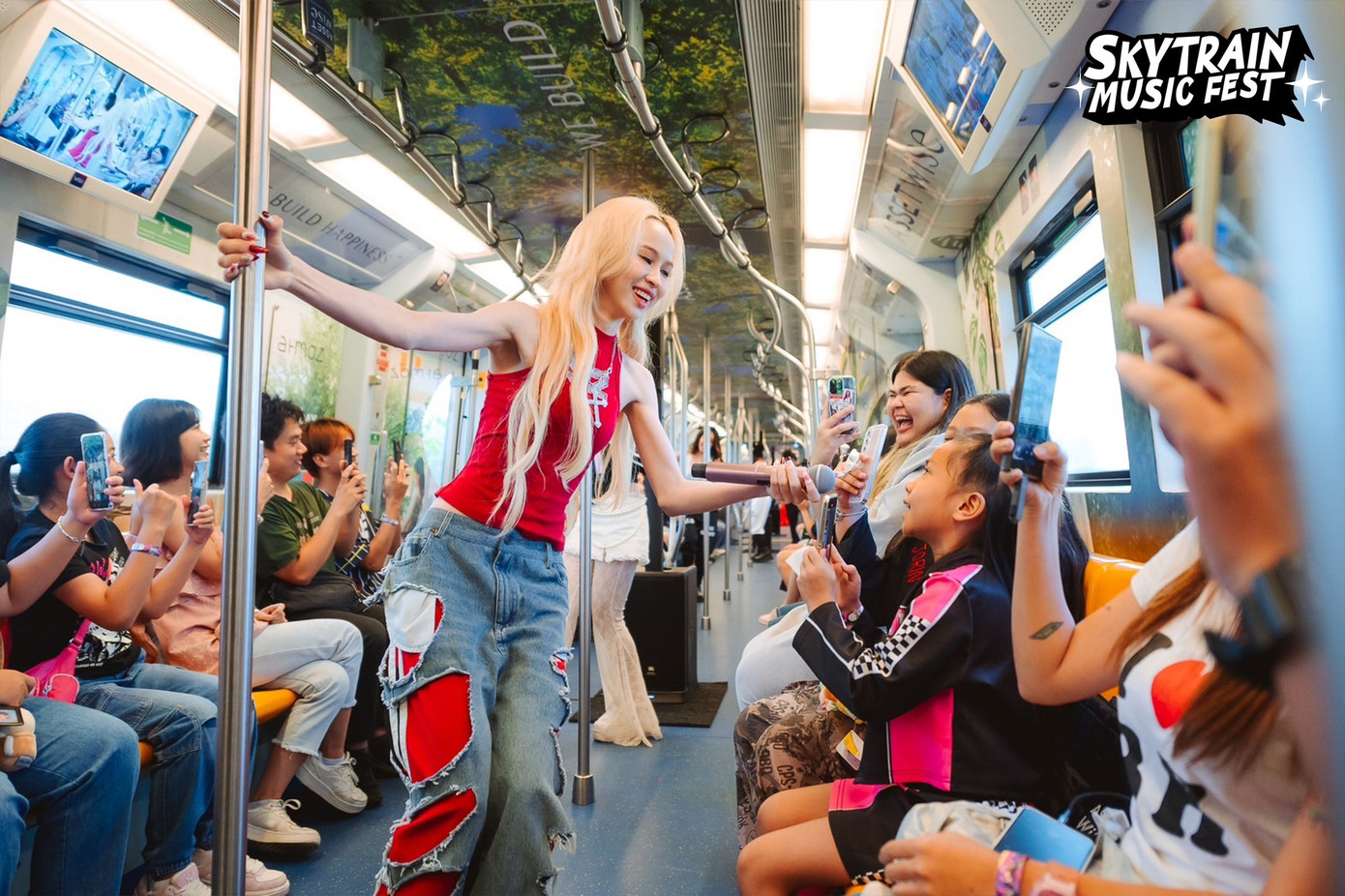 Công tác an ninh được đảm bảo tuyệt đối giúp các nghệ sĩ thuận tiện giao lưu với khán giả.