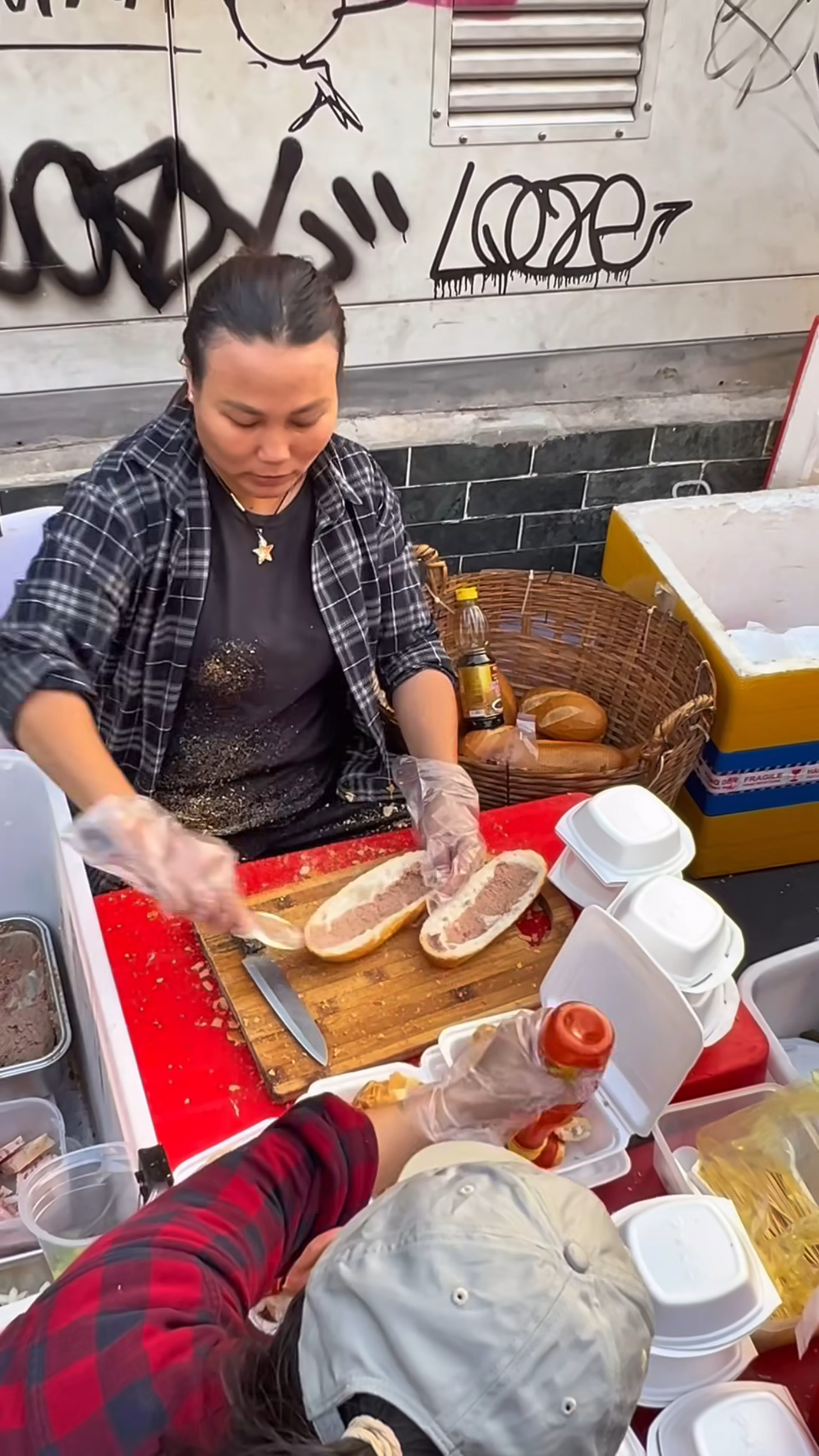 Món bánh mì "cắt" mới lạ thu hút cộng đồng mạng. (Ảnh chụp màn hình) Món bánh mì "cắt" mới lạ thu hút cộng đồng mạng. (Ảnh chụp màn hình)