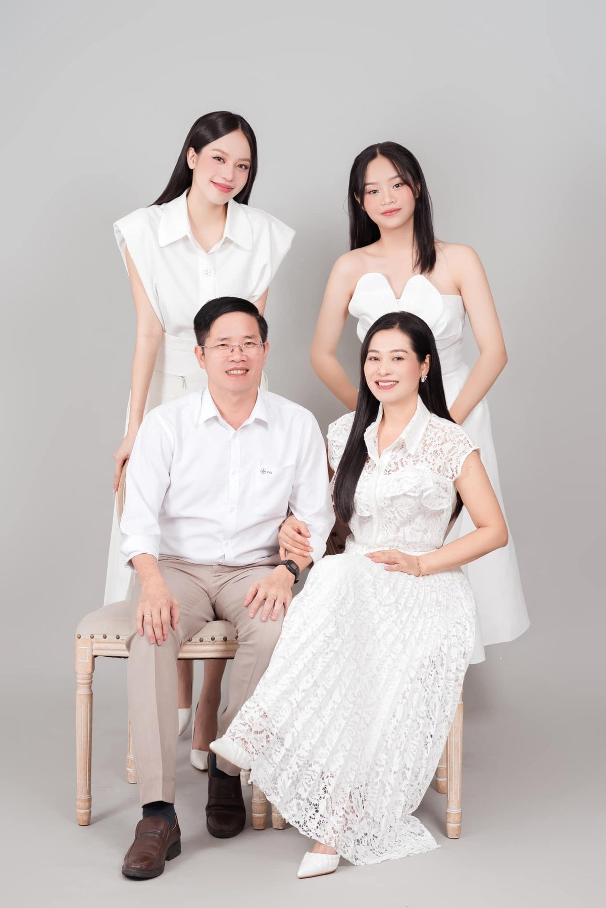 Nét đẹp "cực phẩm" của nàng hậu được thừa hưởng từ cả bố và mẹ. Nét đẹp "cực phẩm" của nàng hậu được thừa hưởng từ cả bố và mẹ.