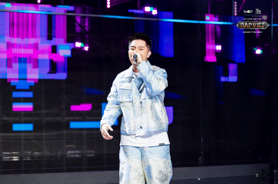 Mason Nguyễn được khán giả nhận xét có màu sắc hao hao với người bạn thân 24k. Right. Mason Nguyễn được khán giả nhận xét có màu sắc hao hao với người bạn thân 24k. Right.