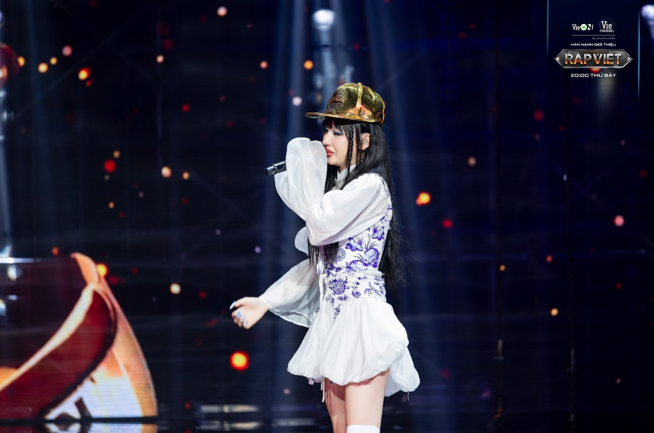 Sau màn đấu trí của BGK và phút "đánh úp" bất ngờ với chiếc Nón Vàng, Saabirose đã nhanh chóng rời team Karik, về với HLV Suboi. Sau màn đấu trí của BGK và phút "đánh úp" bất ngờ với chiếc Nón Vàng, Saabirose đã nhanh chóng rời team Karik, về với HLV Suboi.