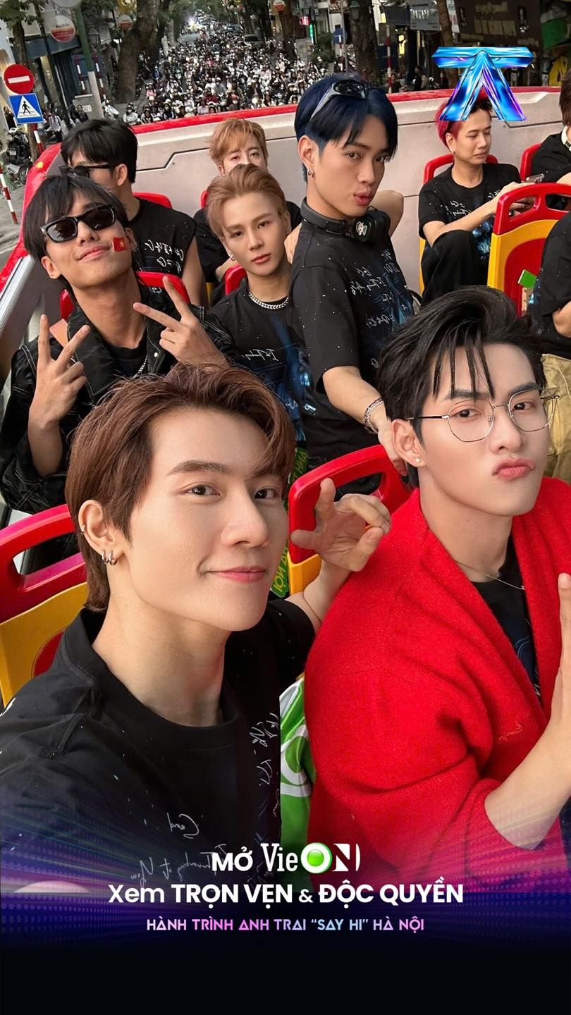 Fan theo sau bus tour, chật kín cả con đường.