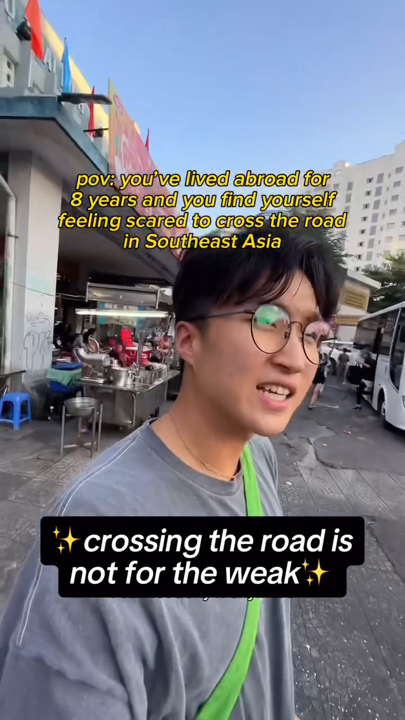 Trong những ngày ở Hà Nội, anh chàng nhận ra người dân có thể đi ăn vào bất cứ khung giờ nào trong ngày và đường phố luôn thì chật kín người ăn tại các hàng quán.