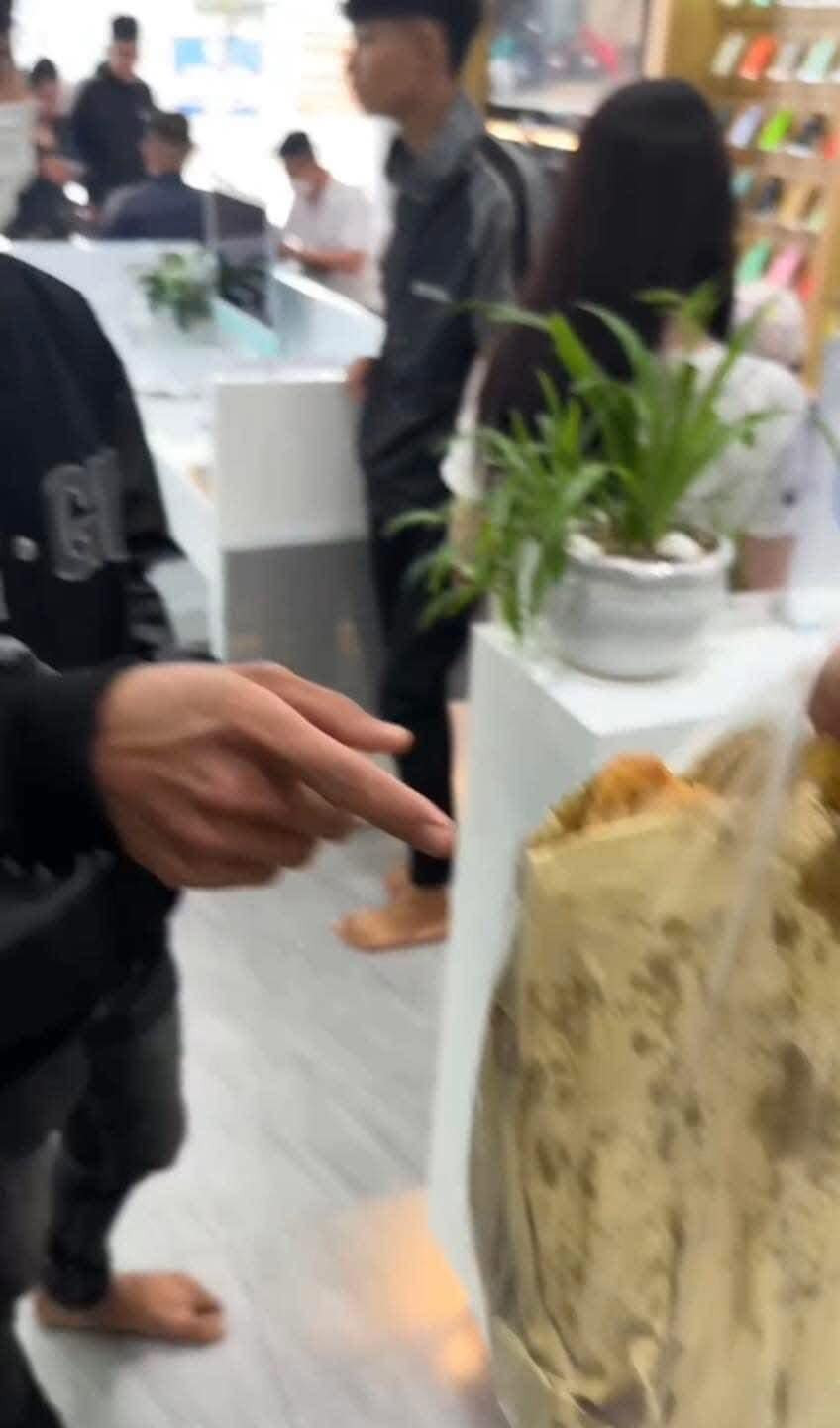 Đi mua điện thoại cũng ra content đậm chất trai miền Tây. Ảnh: Chung Vô Diện Đi mua điện thoại cũng ra content đậm chất trai miền Tây. Ảnh: Chung Vô Diện