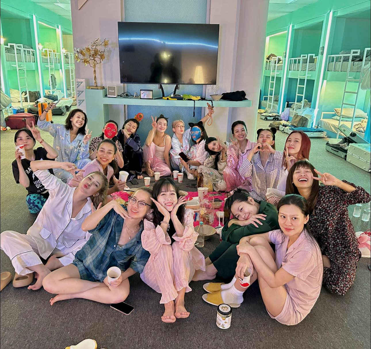 Bức ảnh được nhiều "chị đẹp" đăng lại trên trang cá nhân. Trong đó, Thu Ngọc cho biết đây là bàn tiệc giúp các chị em từ "lạ lạ thành thân thân". Bức ảnh được nhiều "chị đẹp" đăng lại trên trang cá nhân. Trong đó, Thu Ngọc cho biết đây là bàn tiệc giúp các chị em từ "lạ lạ thành thân thân".