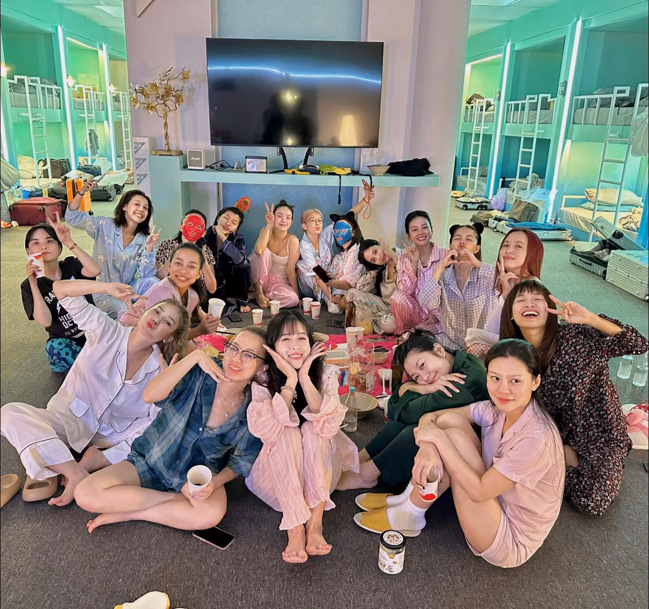 Bức ảnh được nhiều "chị đẹp" đăng lại trên trang cá nhân. Trong đó, Thu Ngọc cho biết đây là bàn tiệc giúp các chị em từ "lạ lạ thành thân thân".
